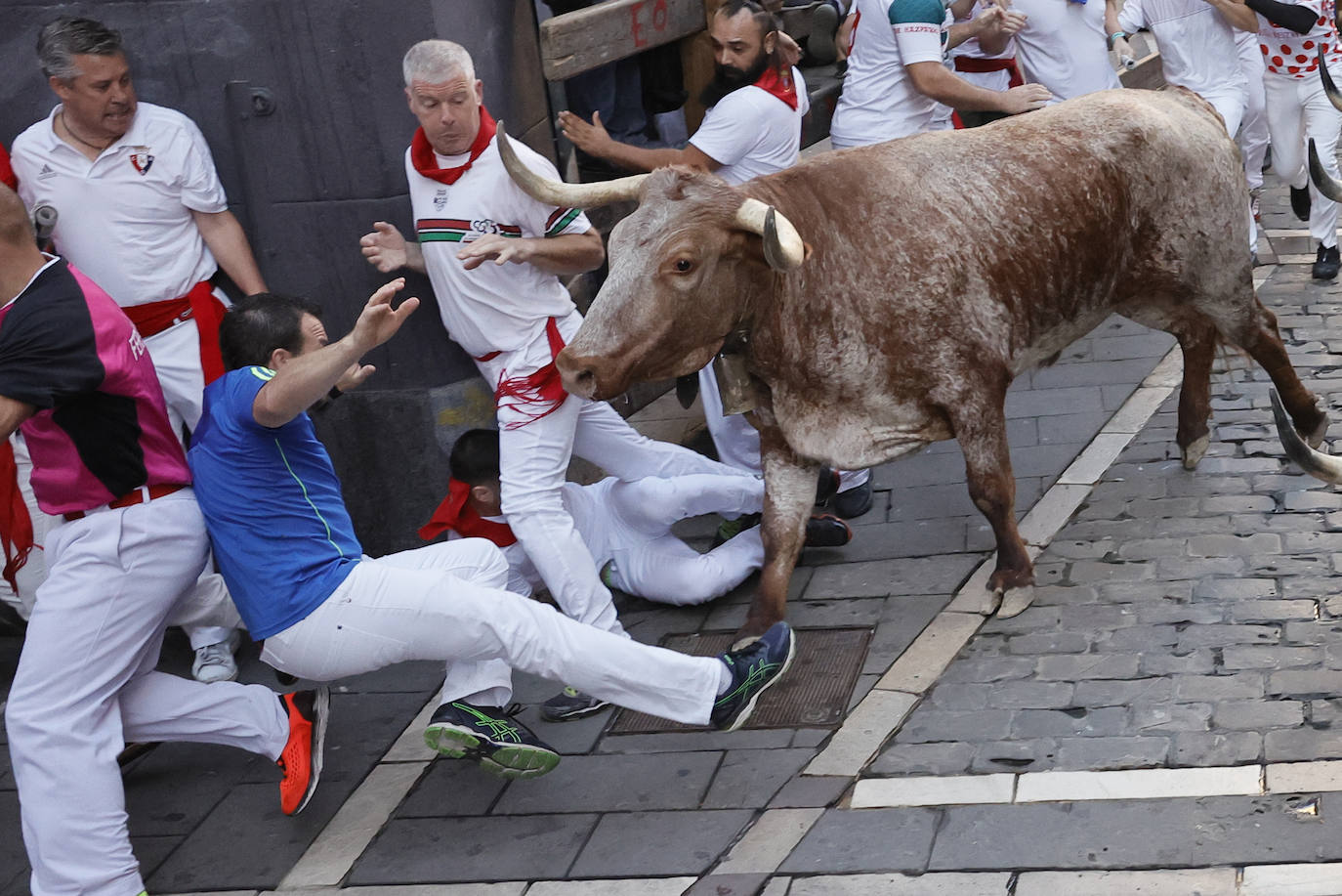 Los mozos corren ante los toros de la ganadería Victoriano del Río. 