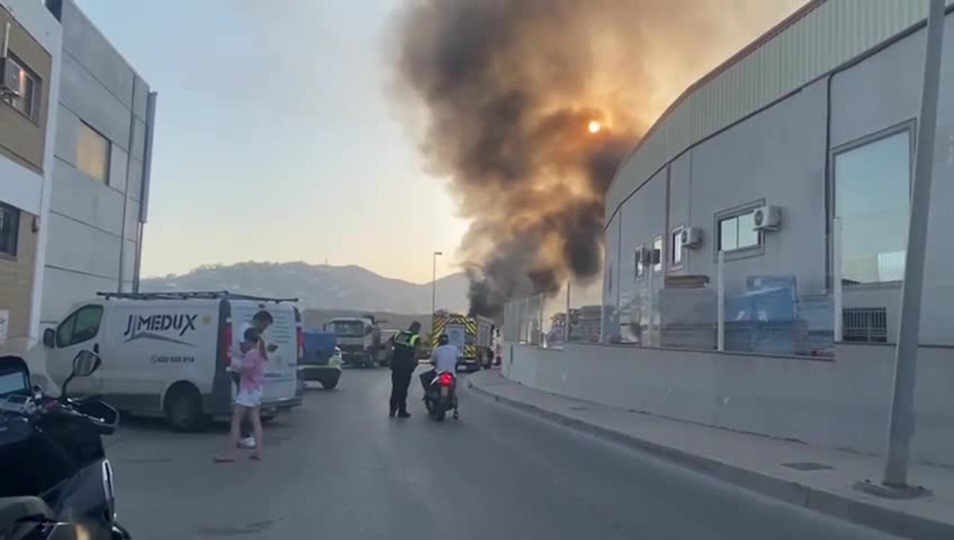 Incendio de un camión abandonado en el polígono de Nerja
