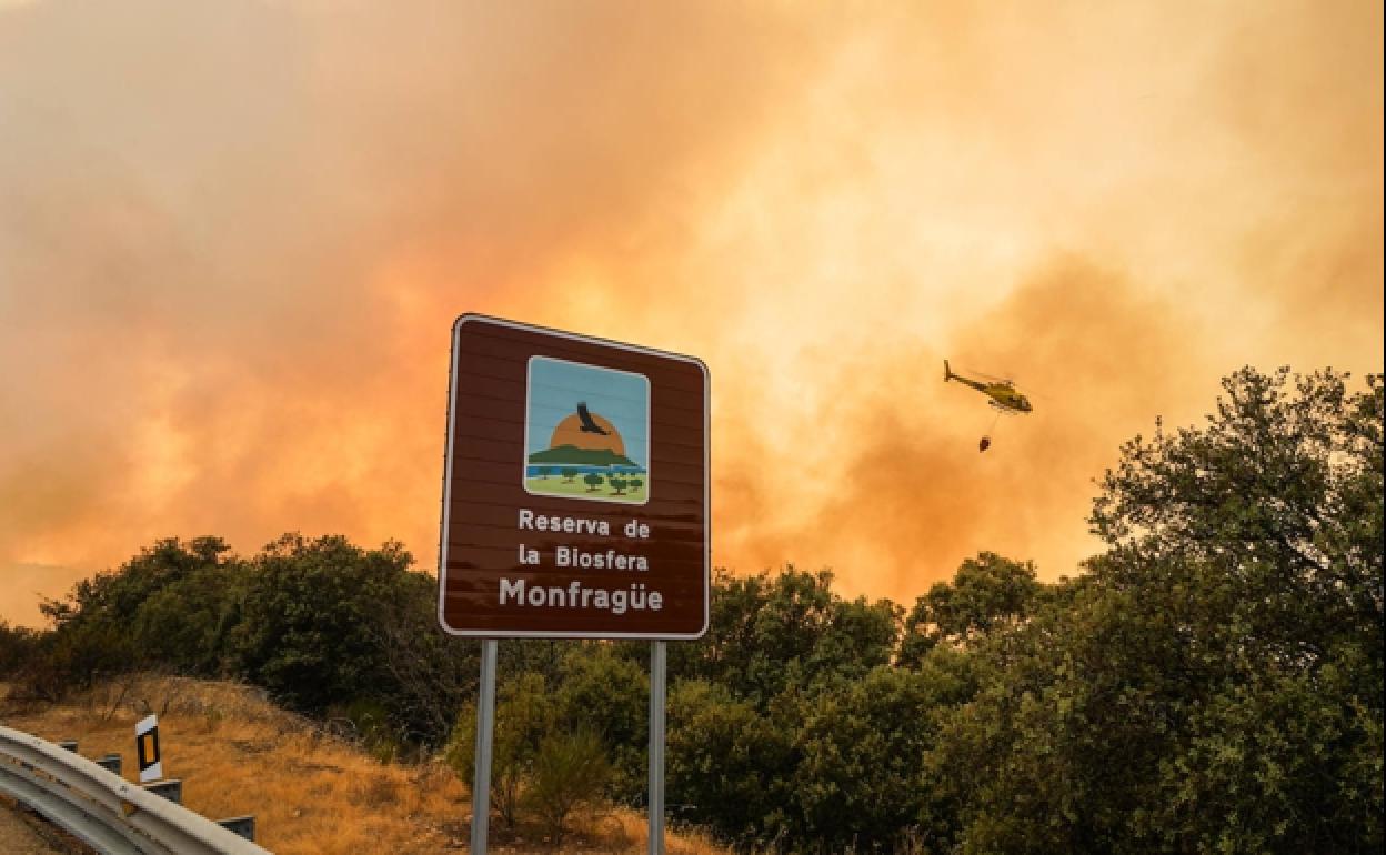 Un helicóptero en las labores de extinción del incendio de Monfragüe. 