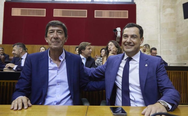 Juan Marín y Juanma Moreno, en la sesión.