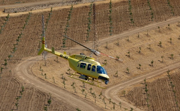 Imagen del helicóptero dotado con las últimas tecnologías, este jueves volando sobre la Axarquía. 