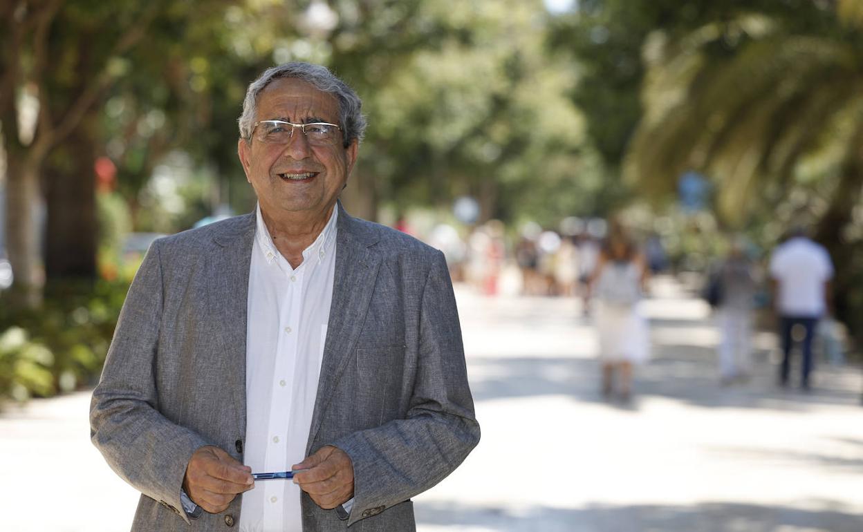 El rector, José Ángel Narváez, fotografiado en el Paseo del Parque. 