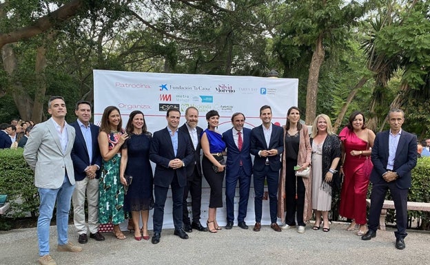 Imagen principal - En la primera foto, amigos, colaboradores y autoridades de Fundación 'La Caixa' y Fundación Olivares, durante la cena de gala en la Hacienda Nadales. En la segunda, David Martín, Encarnación Jurado, Eva Alcalá, Mercedes García Paine, Roberto Lanas y Emiliani Jiménez. En la última, Fernanda de la Fuente, Isabel Martínez, Andrés Olivares, Margarita Velasco y Lucía Trujeque. 