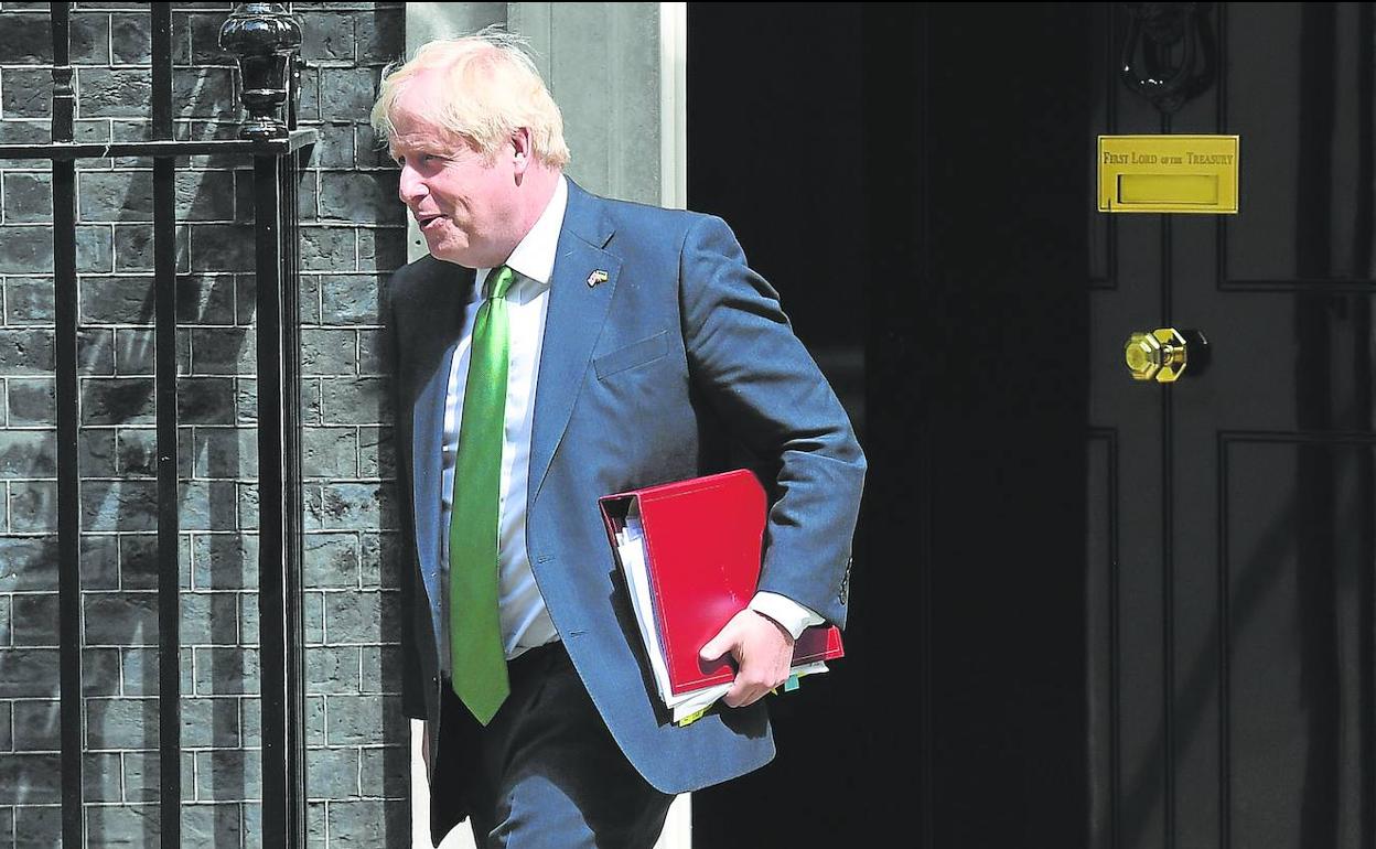 El primer ministro británico en funciones, Boris Johnson, sale del número 10 de Downing Street rumbo al Parlamento el pasado 13 de julio.