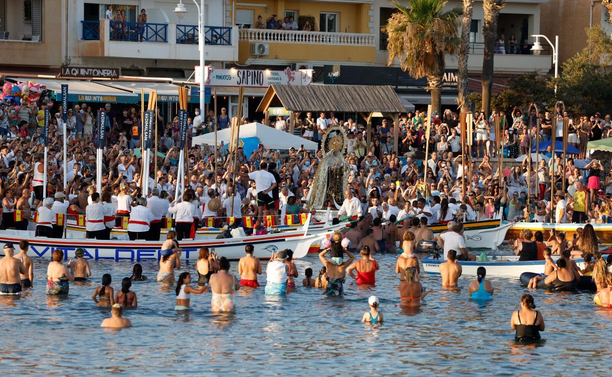 La imagen de Pedregalejo, en el momento de embarcar en la jábega 'Cristina'. 