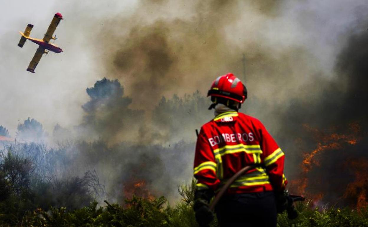 Un bombero portugués trata de contener las llamas. 