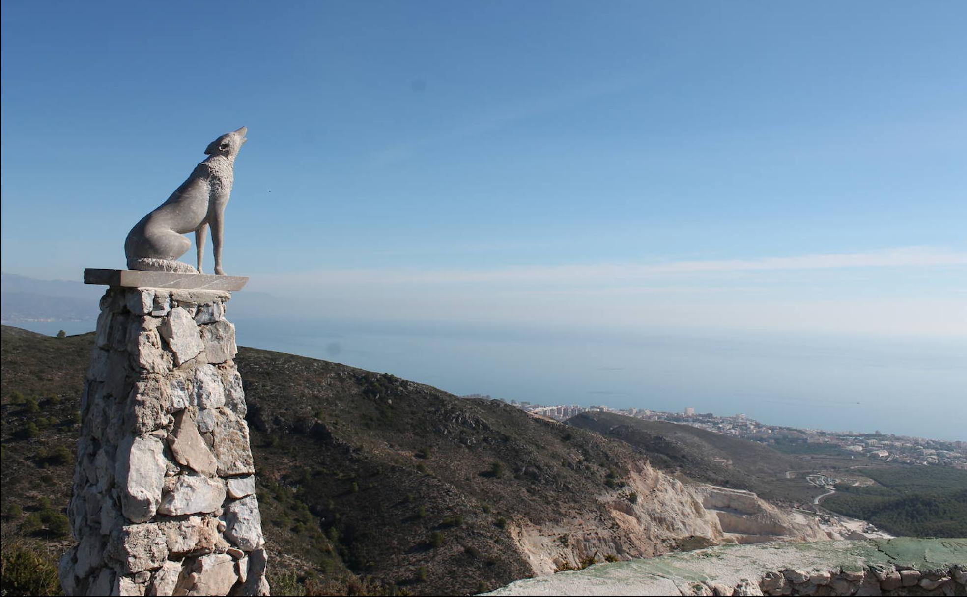 Desde el mirador del Lobo, en lo más alto de su sierra, hay excelentes vistas.