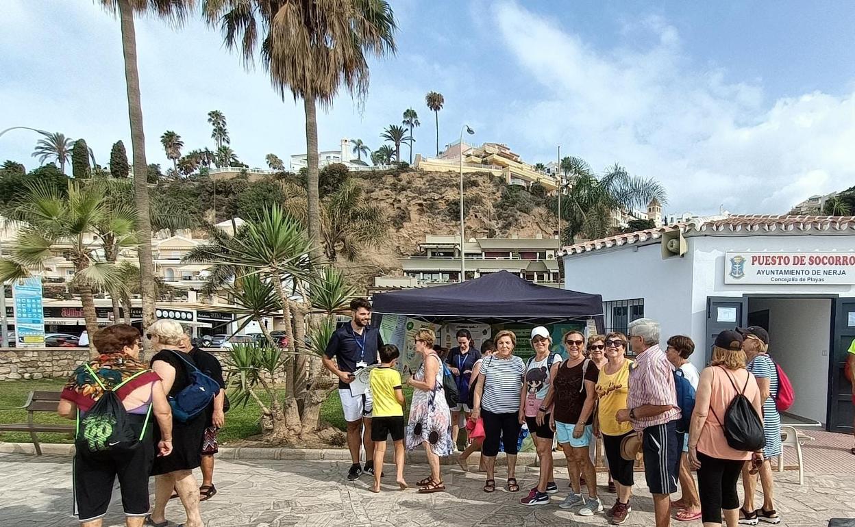 Participantes en la campaña de concienciación sobre el reciclaje en la playa nerjeña de Burriana. 