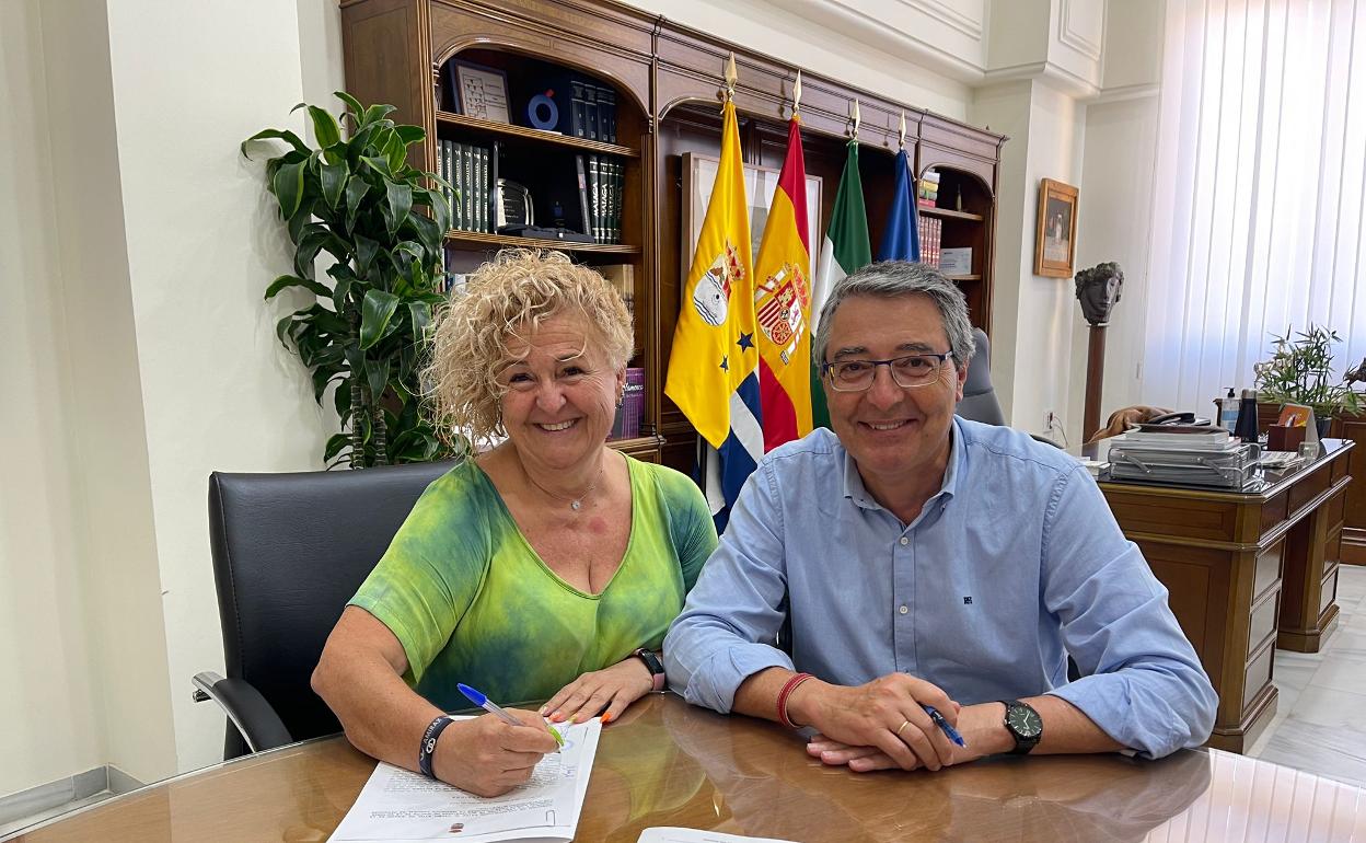 Acto de firma del convenio entre la presidenta de Amirax y el alcalde rinconero. 