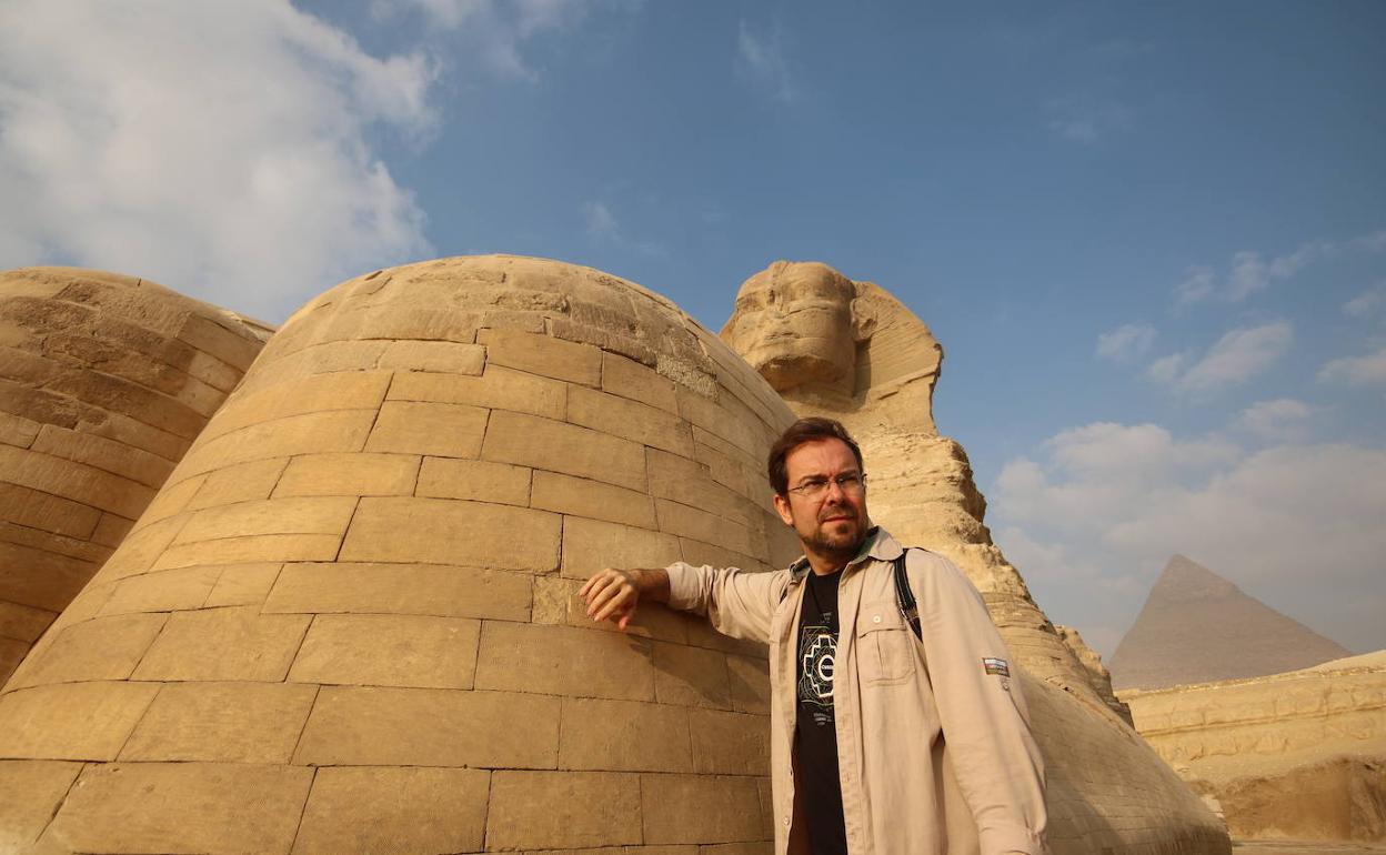 Javier Sierra, en uno de sus últimos viajes a Egipto. 