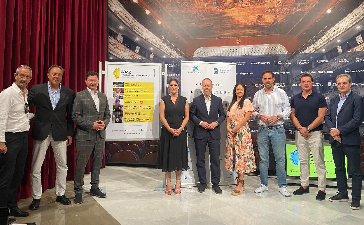 Noelia Losada y Juan Antonio Vigar, juntos a los patrocinadores de la 36ª edición del festival.