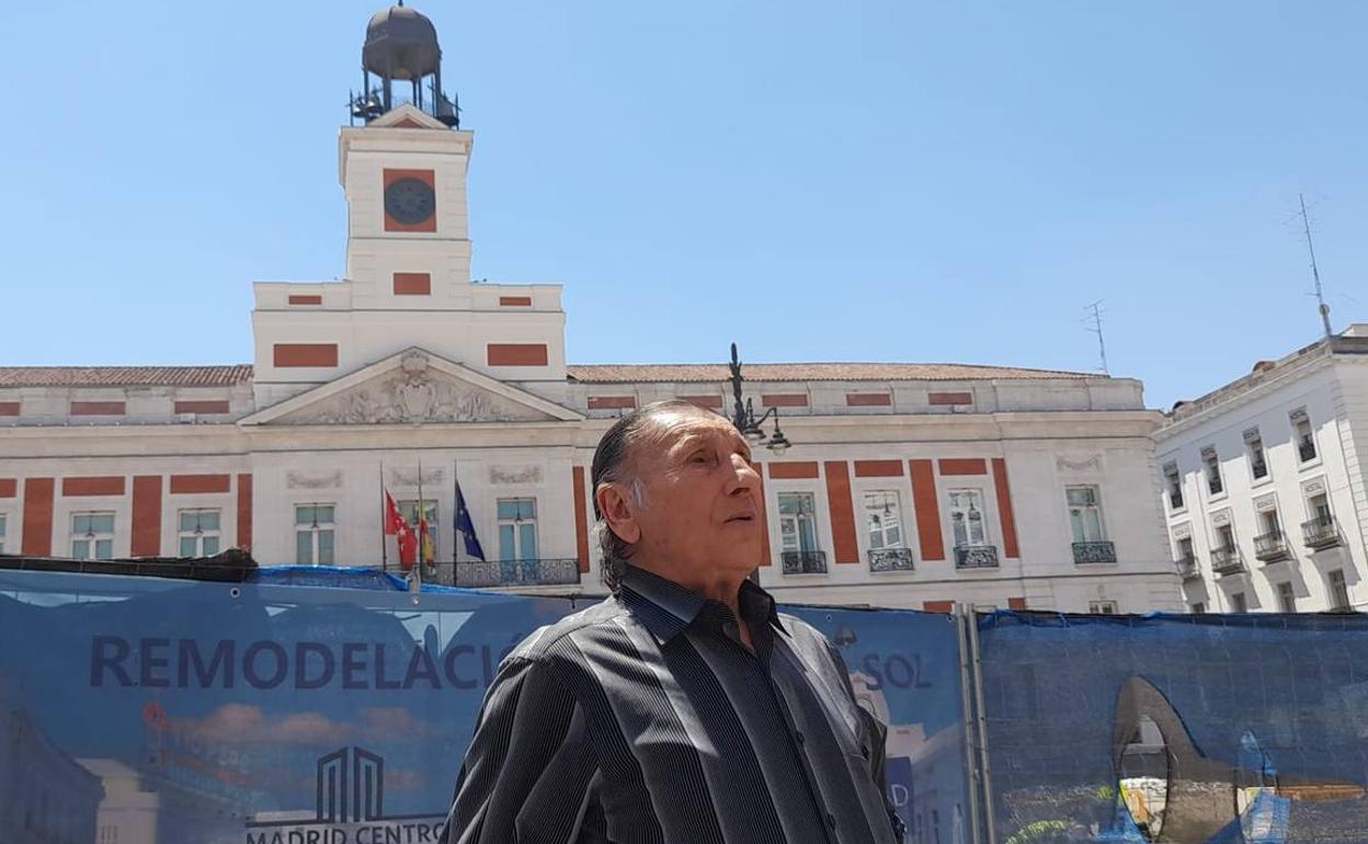 Carrete, recién llegado a Madrid, posa en la Puerta del Sol. 