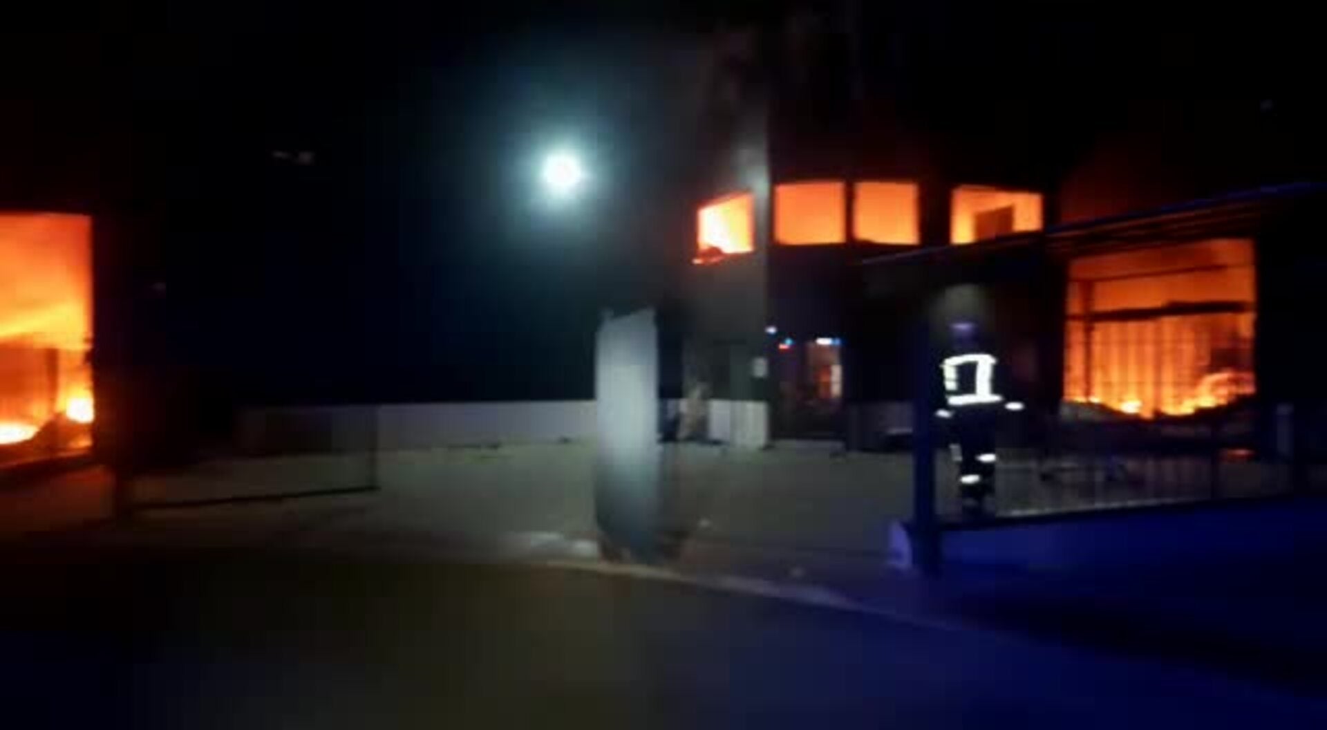 Así ha sido el incendio de madrugada en un bazar chino del polígono de Cártama