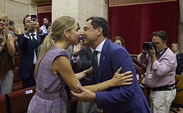 Apoyo familiar. El presidente, con su esposa, Manuela VillenaApoyo familiar. 