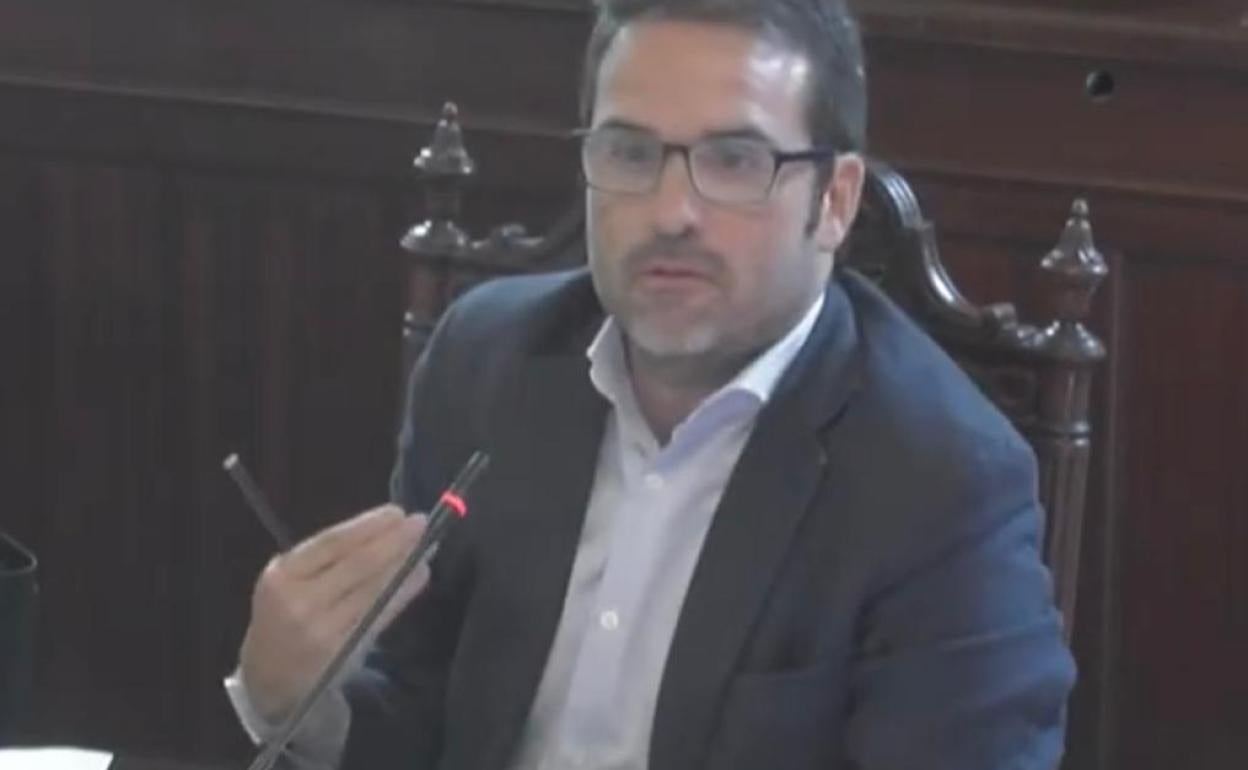 La intervención del concejal de Recursos Humanos, Jacobo Florido, loándose a sí mismo sus logros, hizo las delicias del grupo popular. 