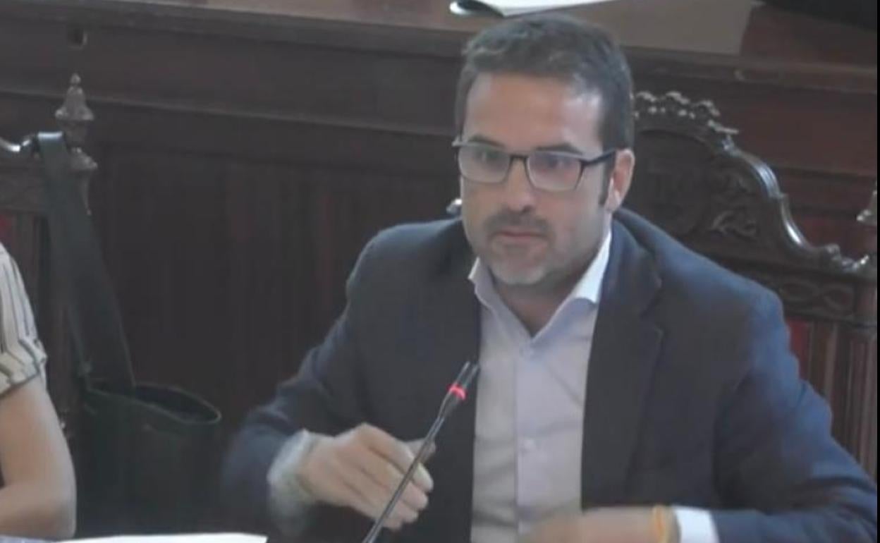 La intervención del concejal de Recursos Humanos, Jacobo Florido, loándose a sí mismo sus logros, hizo las delicias del grupo popular. 