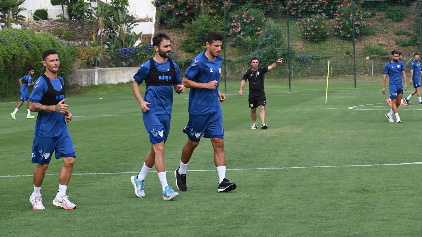 La expedición blanquiazul, lideraba por el técnico Pablo Guede, está formada por 30 jugadores. La lista completa la componen los profesionales Manolo Reina, Rubén Yáñez, Esteban Burgos, Ramalho, Juande, Juanfran, Bustinza, Javi Jiménez, Peybernes, Escassi, Genaro, Ramón, Febas, Luis Muñoz, Jozabed, Álex Gallar, Rubén Castro, Fran Sol y Pablo Chavarría; los canteranos Carlos López, Arturo, Andrés Caro, Víctor Olmo, Moussa, Dani Lorenzo, Issa Fomba, Haitam, Álex Rico y Loren; y el delantero a prueba, Adrián López, quien aspira a tener ficha. El equipo malaguista se hospeda en el complejo hotelero Sol Marbella Estepona Atalaya Park, que cuenta con sus propias instalaciones deportivas para desarrollar los entrenamientos.