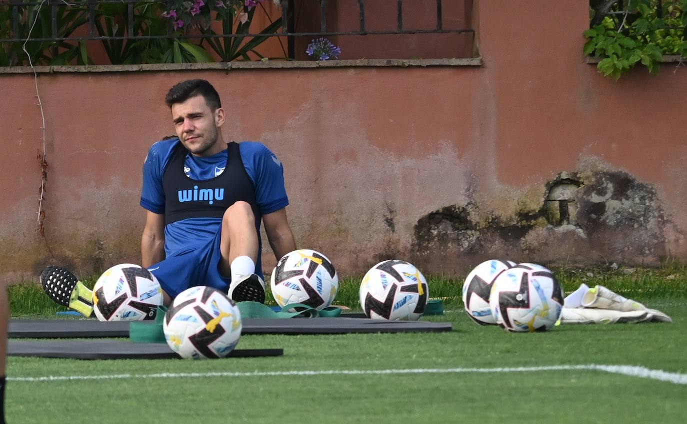 La expedición blanquiazul, lideraba por el técnico Pablo Guede, está formada por 30 jugadores. La lista completa la componen los profesionales Manolo Reina, Rubén Yáñez, Esteban Burgos, Ramalho, Juande, Juanfran, Bustinza, Javi Jiménez, Peybernes, Escassi, Genaro, Ramón, Febas, Luis Muñoz, Jozabed, Álex Gallar, Rubén Castro, Fran Sol y Pablo Chavarría; los canteranos Carlos López, Arturo, Andrés Caro, Víctor Olmo, Moussa, Dani Lorenzo, Issa Fomba, Haitam, Álex Rico y Loren; y el delantero a prueba, Adrián López, quien aspira a tener ficha. El equipo malaguista se hospeda en el complejo hotelero Sol Marbella Estepona Atalaya Park, que cuenta con sus propias instalaciones deportivas para desarrollar los entrenamientos.