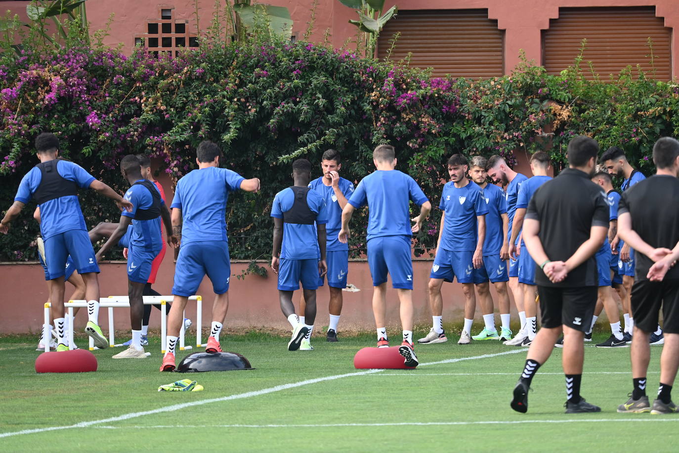 La expedición blanquiazul, lideraba por el técnico Pablo Guede, está formada por 30 jugadores. La lista completa la componen los profesionales Manolo Reina, Rubén Yáñez, Esteban Burgos, Ramalho, Juande, Juanfran, Bustinza, Javi Jiménez, Peybernes, Escassi, Genaro, Ramón, Febas, Luis Muñoz, Jozabed, Álex Gallar, Rubén Castro, Fran Sol y Pablo Chavarría; los canteranos Carlos López, Arturo, Andrés Caro, Víctor Olmo, Moussa, Dani Lorenzo, Issa Fomba, Haitam, Álex Rico y Loren; y el delantero a prueba, Adrián López, quien aspira a tener ficha. El equipo malaguista se hospeda en el complejo hotelero Sol Marbella Estepona Atalaya Park, que cuenta con sus propias instalaciones deportivas para desarrollar los entrenamientos.