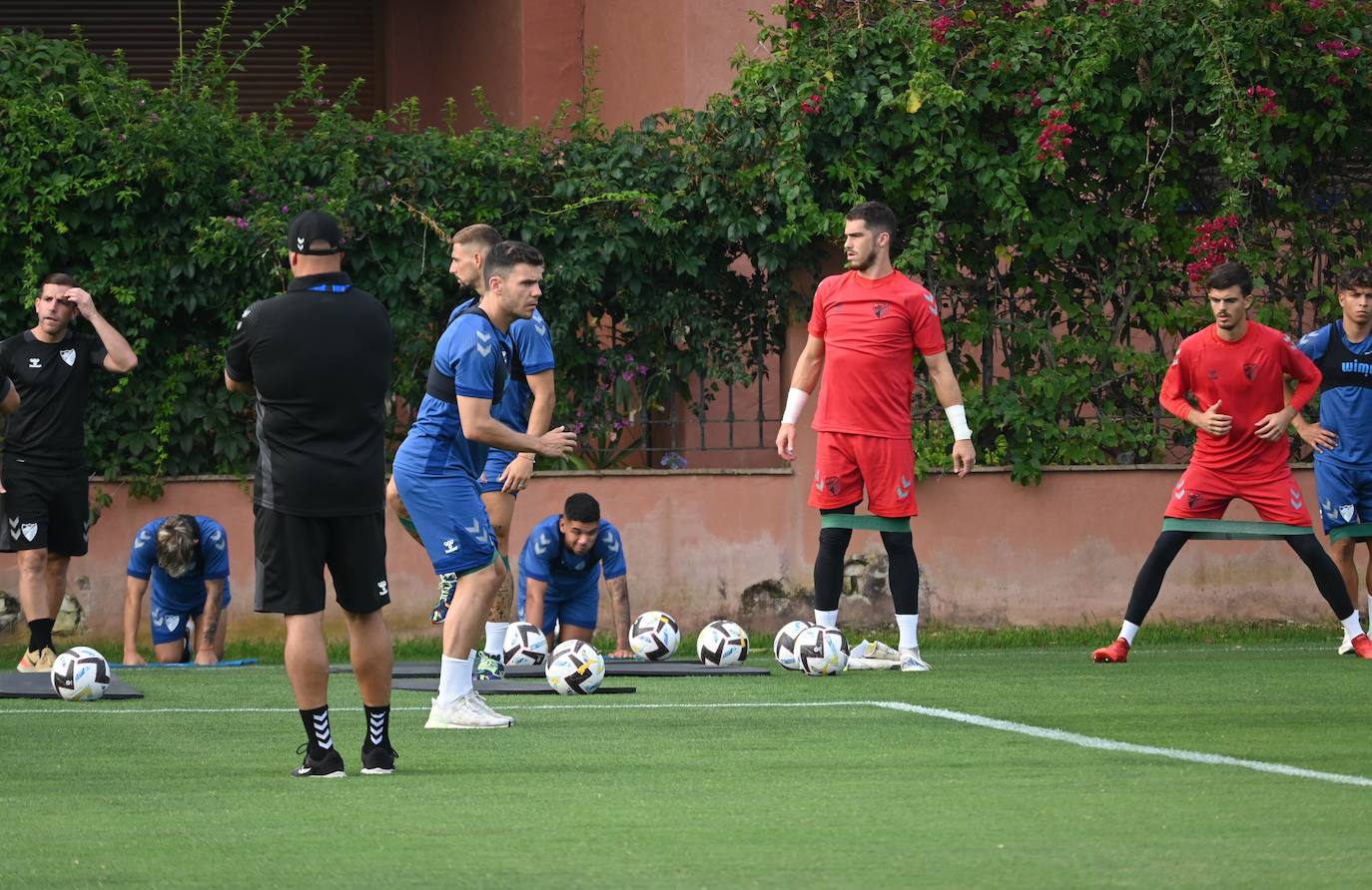 La expedición blanquiazul, lideraba por el técnico Pablo Guede, está formada por 30 jugadores. La lista completa la componen los profesionales Manolo Reina, Rubén Yáñez, Esteban Burgos, Ramalho, Juande, Juanfran, Bustinza, Javi Jiménez, Peybernes, Escassi, Genaro, Ramón, Febas, Luis Muñoz, Jozabed, Álex Gallar, Rubén Castro, Fran Sol y Pablo Chavarría; los canteranos Carlos López, Arturo, Andrés Caro, Víctor Olmo, Moussa, Dani Lorenzo, Issa Fomba, Haitam, Álex Rico y Loren; y el delantero a prueba, Adrián López, quien aspira a tener ficha. El equipo malaguista se hospeda en el complejo hotelero Sol Marbella Estepona Atalaya Park, que cuenta con sus propias instalaciones deportivas para desarrollar los entrenamientos.