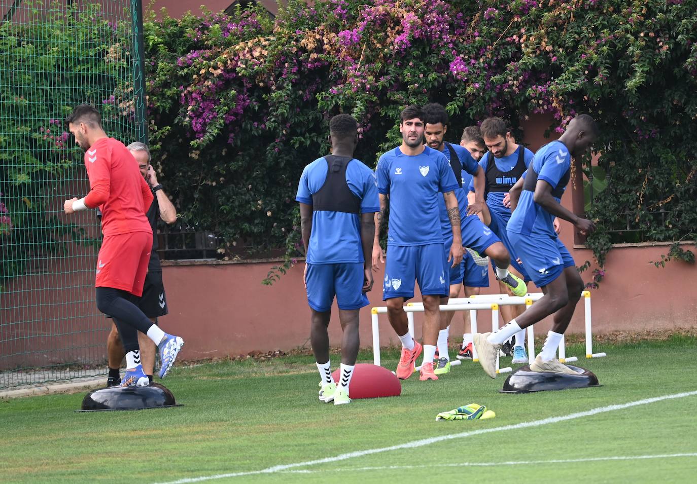 La expedición blanquiazul, lideraba por el técnico Pablo Guede, está formada por 30 jugadores. La lista completa la componen los profesionales Manolo Reina, Rubén Yáñez, Esteban Burgos, Ramalho, Juande, Juanfran, Bustinza, Javi Jiménez, Peybernes, Escassi, Genaro, Ramón, Febas, Luis Muñoz, Jozabed, Álex Gallar, Rubén Castro, Fran Sol y Pablo Chavarría; los canteranos Carlos López, Arturo, Andrés Caro, Víctor Olmo, Moussa, Dani Lorenzo, Issa Fomba, Haitam, Álex Rico y Loren; y el delantero a prueba, Adrián López, quien aspira a tener ficha. El equipo malaguista se hospeda en el complejo hotelero Sol Marbella Estepona Atalaya Park, que cuenta con sus propias instalaciones deportivas para desarrollar los entrenamientos.