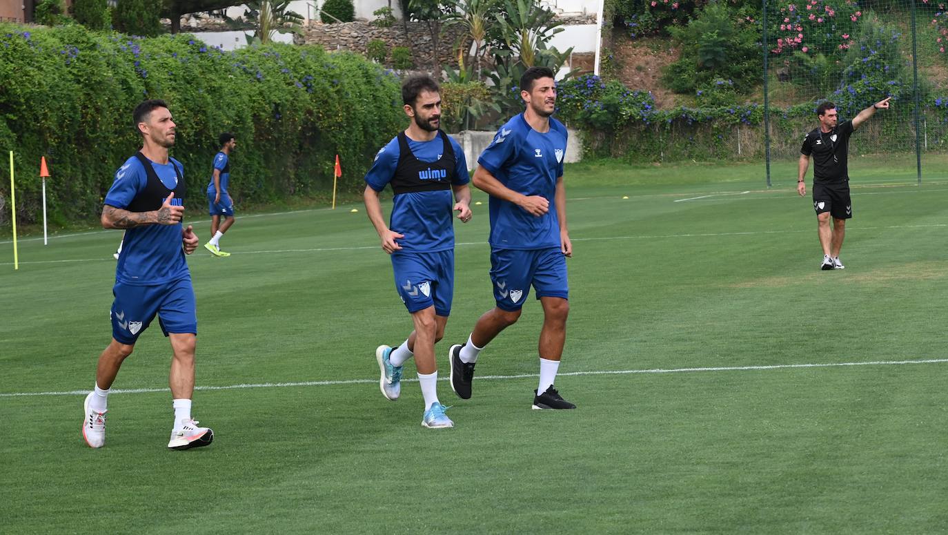 La expedición blanquiazul, lideraba por el técnico Pablo Guede, está formada por 30 jugadores. La lista completa la componen los profesionales Manolo Reina, Rubén Yáñez, Esteban Burgos, Ramalho, Juande, Juanfran, Bustinza, Javi Jiménez, Peybernes, Escassi, Genaro, Ramón, Febas, Luis Muñoz, Jozabed, Álex Gallar, Rubén Castro, Fran Sol y Pablo Chavarría; los canteranos Carlos López, Arturo, Andrés Caro, Víctor Olmo, Moussa, Dani Lorenzo, Issa Fomba, Haitam, Álex Rico y Loren; y el delantero a prueba, Adrián López, quien aspira a tener ficha. El equipo malaguista se hospeda en el complejo hotelero Sol Marbella Estepona Atalaya Park, que cuenta con sus propias instalaciones deportivas para desarrollar los entrenamientos.