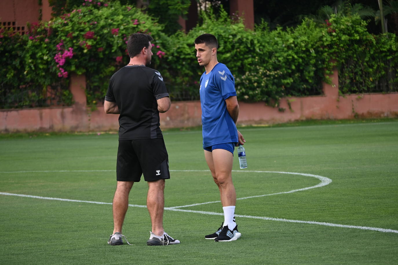 La expedición blanquiazul, lideraba por el técnico Pablo Guede, está formada por 30 jugadores. La lista completa la componen los profesionales Manolo Reina, Rubén Yáñez, Esteban Burgos, Ramalho, Juande, Juanfran, Bustinza, Javi Jiménez, Peybernes, Escassi, Genaro, Ramón, Febas, Luis Muñoz, Jozabed, Álex Gallar, Rubén Castro, Fran Sol y Pablo Chavarría; los canteranos Carlos López, Arturo, Andrés Caro, Víctor Olmo, Moussa, Dani Lorenzo, Issa Fomba, Haitam, Álex Rico y Loren; y el delantero a prueba, Adrián López, quien aspira a tener ficha. El equipo malaguista se hospeda en el complejo hotelero Sol Marbella Estepona Atalaya Park, que cuenta con sus propias instalaciones deportivas para desarrollar los entrenamientos.