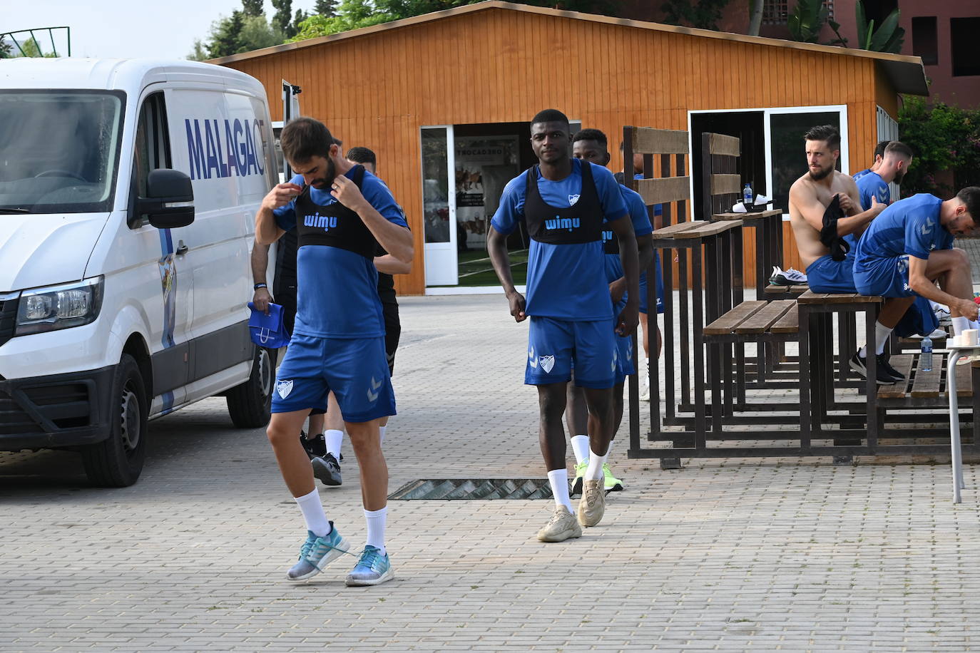 La expedición blanquiazul, lideraba por el técnico Pablo Guede, está formada por 30 jugadores. La lista completa la componen los profesionales Manolo Reina, Rubén Yáñez, Esteban Burgos, Ramalho, Juande, Juanfran, Bustinza, Javi Jiménez, Peybernes, Escassi, Genaro, Ramón, Febas, Luis Muñoz, Jozabed, Álex Gallar, Rubén Castro, Fran Sol y Pablo Chavarría; los canteranos Carlos López, Arturo, Andrés Caro, Víctor Olmo, Moussa, Dani Lorenzo, Issa Fomba, Haitam, Álex Rico y Loren; y el delantero a prueba, Adrián López, quien aspira a tener ficha. El equipo malaguista se hospeda en el complejo hotelero Sol Marbella Estepona Atalaya Park, que cuenta con sus propias instalaciones deportivas para desarrollar los entrenamientos.