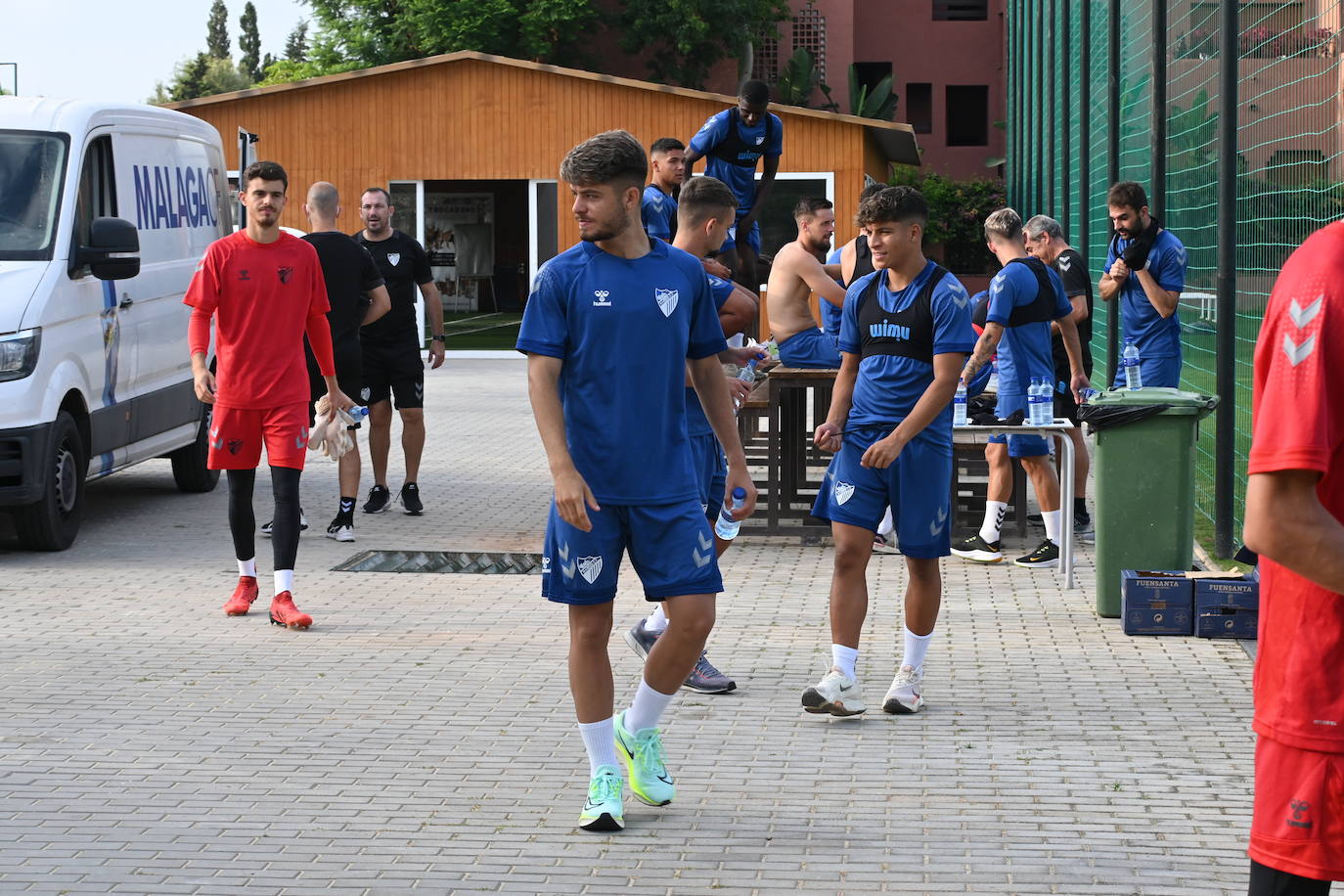 La expedición blanquiazul, lideraba por el técnico Pablo Guede, está formada por 30 jugadores. La lista completa la componen los profesionales Manolo Reina, Rubén Yáñez, Esteban Burgos, Ramalho, Juande, Juanfran, Bustinza, Javi Jiménez, Peybernes, Escassi, Genaro, Ramón, Febas, Luis Muñoz, Jozabed, Álex Gallar, Rubén Castro, Fran Sol y Pablo Chavarría; los canteranos Carlos López, Arturo, Andrés Caro, Víctor Olmo, Moussa, Dani Lorenzo, Issa Fomba, Haitam, Álex Rico y Loren; y el delantero a prueba, Adrián López, quien aspira a tener ficha. El equipo malaguista se hospeda en el complejo hotelero Sol Marbella Estepona Atalaya Park, que cuenta con sus propias instalaciones deportivas para desarrollar los entrenamientos.