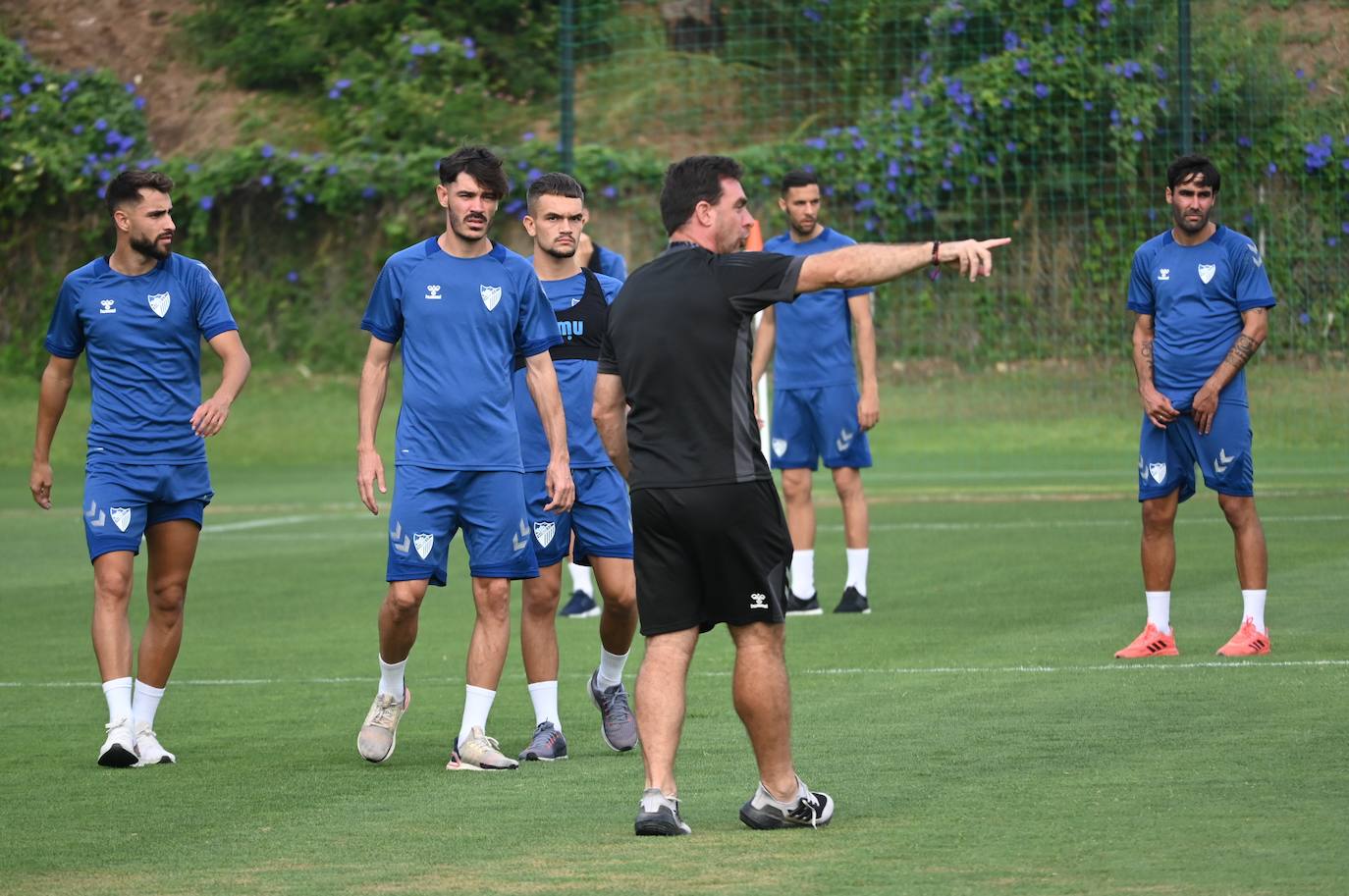 La expedición blanquiazul, lideraba por el técnico Pablo Guede, está formada por 30 jugadores. La lista completa la componen los profesionales Manolo Reina, Rubén Yáñez, Esteban Burgos, Ramalho, Juande, Juanfran, Bustinza, Javi Jiménez, Peybernes, Escassi, Genaro, Ramón, Febas, Luis Muñoz, Jozabed, Álex Gallar, Rubén Castro, Fran Sol y Pablo Chavarría; los canteranos Carlos López, Arturo, Andrés Caro, Víctor Olmo, Moussa, Dani Lorenzo, Issa Fomba, Haitam, Álex Rico y Loren; y el delantero a prueba, Adrián López, quien aspira a tener ficha. El equipo malaguista se hospeda en el complejo hotelero Sol Marbella Estepona Atalaya Park, que cuenta con sus propias instalaciones deportivas para desarrollar los entrenamientos.