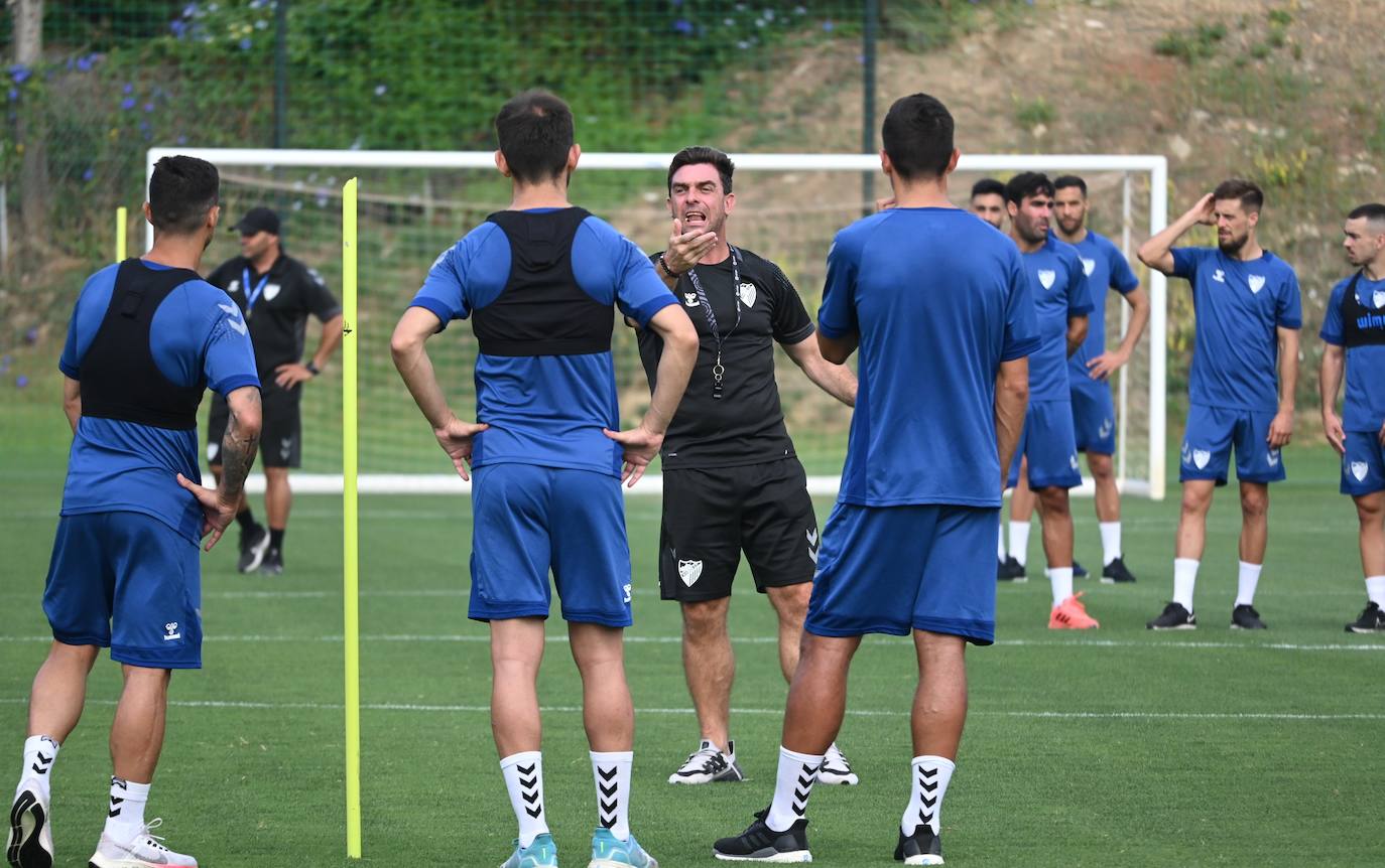 La expedición blanquiazul, lideraba por el técnico Pablo Guede, está formada por 30 jugadores. La lista completa la componen los profesionales Manolo Reina, Rubén Yáñez, Esteban Burgos, Ramalho, Juande, Juanfran, Bustinza, Javi Jiménez, Peybernes, Escassi, Genaro, Ramón, Febas, Luis Muñoz, Jozabed, Álex Gallar, Rubén Castro, Fran Sol y Pablo Chavarría; los canteranos Carlos López, Arturo, Andrés Caro, Víctor Olmo, Moussa, Dani Lorenzo, Issa Fomba, Haitam, Álex Rico y Loren; y el delantero a prueba, Adrián López, quien aspira a tener ficha. El equipo malaguista se hospeda en el complejo hotelero Sol Marbella Estepona Atalaya Park, que cuenta con sus propias instalaciones deportivas para desarrollar los entrenamientos.