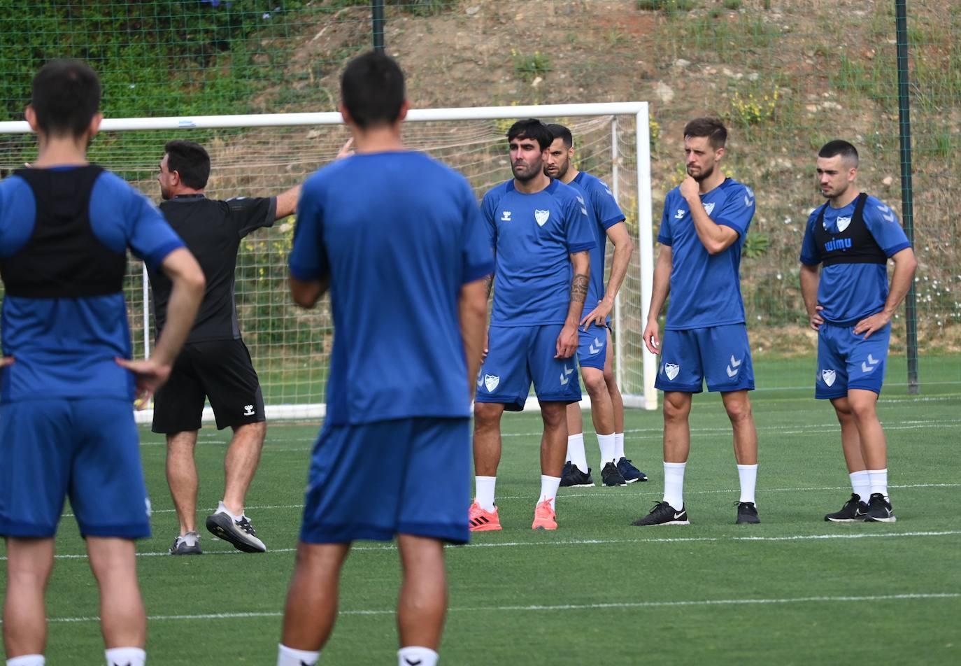 La expedición blanquiazul, lideraba por el técnico Pablo Guede, está formada por 30 jugadores. La lista completa la componen los profesionales Manolo Reina, Rubén Yáñez, Esteban Burgos, Ramalho, Juande, Juanfran, Bustinza, Javi Jiménez, Peybernes, Escassi, Genaro, Ramón, Febas, Luis Muñoz, Jozabed, Álex Gallar, Rubén Castro, Fran Sol y Pablo Chavarría; los canteranos Carlos López, Arturo, Andrés Caro, Víctor Olmo, Moussa, Dani Lorenzo, Issa Fomba, Haitam, Álex Rico y Loren; y el delantero a prueba, Adrián López, quien aspira a tener ficha. El equipo malaguista se hospeda en el complejo hotelero Sol Marbella Estepona Atalaya Park, que cuenta con sus propias instalaciones deportivas para desarrollar los entrenamientos.