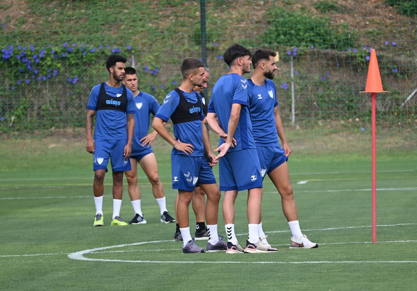 La expedición blanquiazul, lideraba por el técnico Pablo Guede, está formada por 30 jugadores. La lista completa la componen los profesionales Manolo Reina, Rubén Yáñez, Esteban Burgos, Ramalho, Juande, Juanfran, Bustinza, Javi Jiménez, Peybernes, Escassi, Genaro, Ramón, Febas, Luis Muñoz, Jozabed, Álex Gallar, Rubén Castro, Fran Sol y Pablo Chavarría; los canteranos Carlos López, Arturo, Andrés Caro, Víctor Olmo, Moussa, Dani Lorenzo, Issa Fomba, Haitam, Álex Rico y Loren; y el delantero a prueba, Adrián López, quien aspira a tener ficha. El equipo malaguista se hospeda en el complejo hotelero Sol Marbella Estepona Atalaya Park, que cuenta con sus propias instalaciones deportivas para desarrollar los entrenamientos.