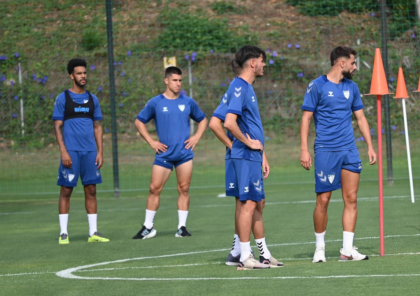 La expedición blanquiazul, lideraba por el técnico Pablo Guede, está formada por 30 jugadores. La lista completa la componen los profesionales Manolo Reina, Rubén Yáñez, Esteban Burgos, Ramalho, Juande, Juanfran, Bustinza, Javi Jiménez, Peybernes, Escassi, Genaro, Ramón, Febas, Luis Muñoz, Jozabed, Álex Gallar, Rubén Castro, Fran Sol y Pablo Chavarría; los canteranos Carlos López, Arturo, Andrés Caro, Víctor Olmo, Moussa, Dani Lorenzo, Issa Fomba, Haitam, Álex Rico y Loren; y el delantero a prueba, Adrián López, quien aspira a tener ficha. El equipo malaguista se hospeda en el complejo hotelero Sol Marbella Estepona Atalaya Park, que cuenta con sus propias instalaciones deportivas para desarrollar los entrenamientos.