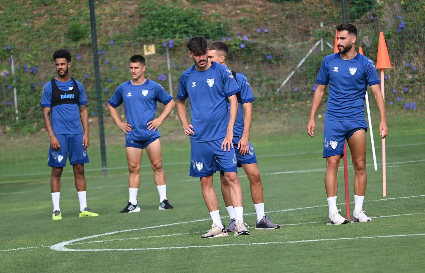 La expedición blanquiazul, lideraba por el técnico Pablo Guede, está formada por 30 jugadores. La lista completa la componen los profesionales Manolo Reina, Rubén Yáñez, Esteban Burgos, Ramalho, Juande, Juanfran, Bustinza, Javi Jiménez, Peybernes, Escassi, Genaro, Ramón, Febas, Luis Muñoz, Jozabed, Álex Gallar, Rubén Castro, Fran Sol y Pablo Chavarría; los canteranos Carlos López, Arturo, Andrés Caro, Víctor Olmo, Moussa, Dani Lorenzo, Issa Fomba, Haitam, Álex Rico y Loren; y el delantero a prueba, Adrián López, quien aspira a tener ficha. El equipo malaguista se hospeda en el complejo hotelero Sol Marbella Estepona Atalaya Park, que cuenta con sus propias instalaciones deportivas para desarrollar los entrenamientos.