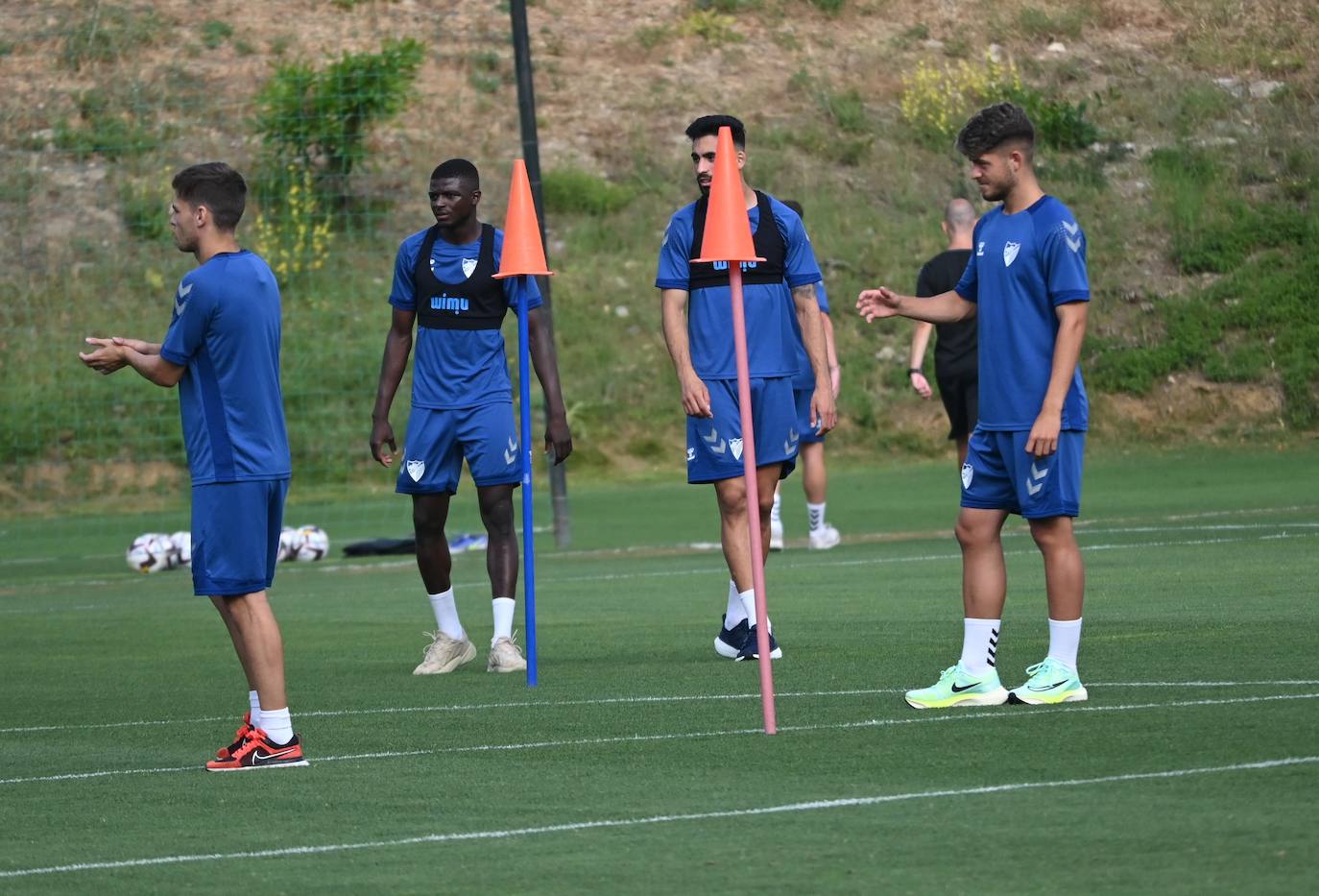 La expedición blanquiazul, lideraba por el técnico Pablo Guede, está formada por 30 jugadores. La lista completa la componen los profesionales Manolo Reina, Rubén Yáñez, Esteban Burgos, Ramalho, Juande, Juanfran, Bustinza, Javi Jiménez, Peybernes, Escassi, Genaro, Ramón, Febas, Luis Muñoz, Jozabed, Álex Gallar, Rubén Castro, Fran Sol y Pablo Chavarría; los canteranos Carlos López, Arturo, Andrés Caro, Víctor Olmo, Moussa, Dani Lorenzo, Issa Fomba, Haitam, Álex Rico y Loren; y el delantero a prueba, Adrián López, quien aspira a tener ficha. El equipo malaguista se hospeda en el complejo hotelero Sol Marbella Estepona Atalaya Park, que cuenta con sus propias instalaciones deportivas para desarrollar los entrenamientos.