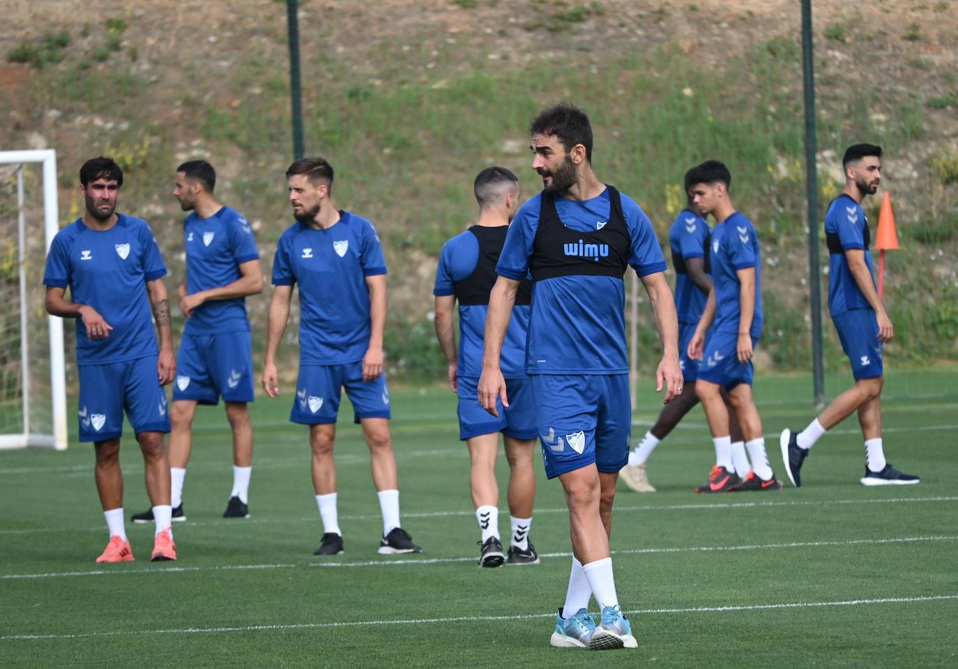 La expedición blanquiazul, lideraba por el técnico Pablo Guede, está formada por 30 jugadores. La lista completa la componen los profesionales Manolo Reina, Rubén Yáñez, Esteban Burgos, Ramalho, Juande, Juanfran, Bustinza, Javi Jiménez, Peybernes, Escassi, Genaro, Ramón, Febas, Luis Muñoz, Jozabed, Álex Gallar, Rubén Castro, Fran Sol y Pablo Chavarría; los canteranos Carlos López, Arturo, Andrés Caro, Víctor Olmo, Moussa, Dani Lorenzo, Issa Fomba, Haitam, Álex Rico y Loren; y el delantero a prueba, Adrián López, quien aspira a tener ficha. El equipo malaguista se hospeda en el complejo hotelero Sol Marbella Estepona Atalaya Park, que cuenta con sus propias instalaciones deportivas para desarrollar los entrenamientos.