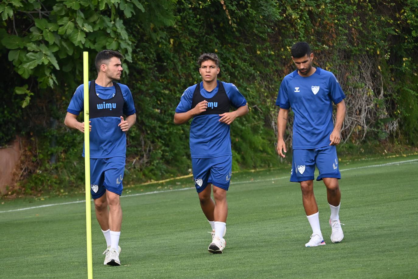 La expedición blanquiazul, lideraba por el técnico Pablo Guede, está formada por 30 jugadores. La lista completa la componen los profesionales Manolo Reina, Rubén Yáñez, Esteban Burgos, Ramalho, Juande, Juanfran, Bustinza, Javi Jiménez, Peybernes, Escassi, Genaro, Ramón, Febas, Luis Muñoz, Jozabed, Álex Gallar, Rubén Castro, Fran Sol y Pablo Chavarría; los canteranos Carlos López, Arturo, Andrés Caro, Víctor Olmo, Moussa, Dani Lorenzo, Issa Fomba, Haitam, Álex Rico y Loren; y el delantero a prueba, Adrián López, quien aspira a tener ficha. El equipo malaguista se hospeda en el complejo hotelero Sol Marbella Estepona Atalaya Park, que cuenta con sus propias instalaciones deportivas para desarrollar los entrenamientos.