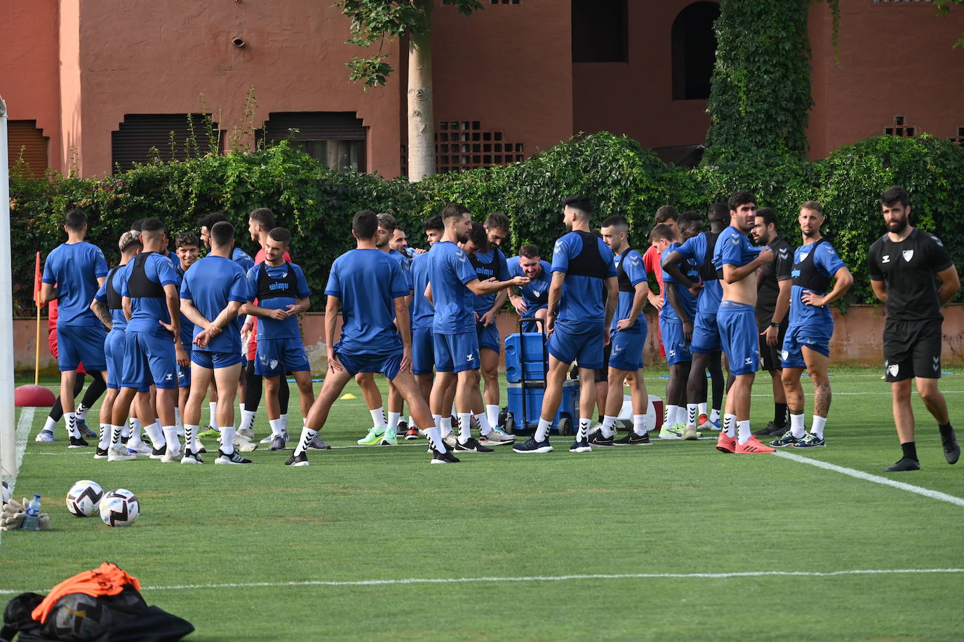 La expedición blanquiazul, lideraba por el técnico Pablo Guede, está formada por 30 jugadores. La lista completa la componen los profesionales Manolo Reina, Rubén Yáñez, Esteban Burgos, Ramalho, Juande, Juanfran, Bustinza, Javi Jiménez, Peybernes, Escassi, Genaro, Ramón, Febas, Luis Muñoz, Jozabed, Álex Gallar, Rubén Castro, Fran Sol y Pablo Chavarría; los canteranos Carlos López, Arturo, Andrés Caro, Víctor Olmo, Moussa, Dani Lorenzo, Issa Fomba, Haitam, Álex Rico y Loren; y el delantero a prueba, Adrián López, quien aspira a tener ficha. El equipo malaguista se hospeda en el complejo hotelero Sol Marbella Estepona Atalaya Park, que cuenta con sus propias instalaciones deportivas para desarrollar los entrenamientos.