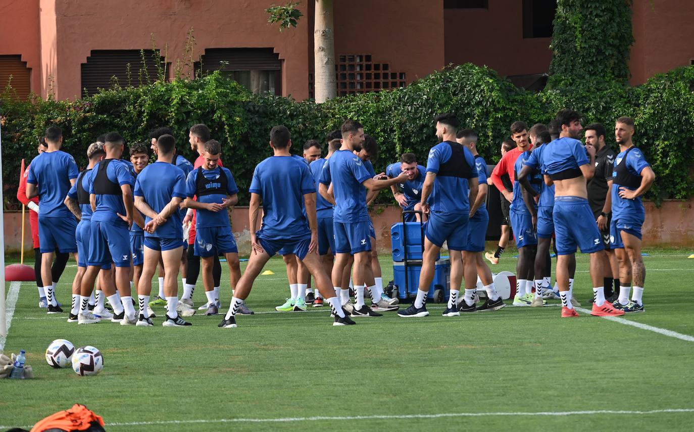 La expedición blanquiazul, lideraba por el técnico Pablo Guede, está formada por 30 jugadores. La lista completa la componen los profesionales Manolo Reina, Rubén Yáñez, Esteban Burgos, Ramalho, Juande, Juanfran, Bustinza, Javi Jiménez, Peybernes, Escassi, Genaro, Ramón, Febas, Luis Muñoz, Jozabed, Álex Gallar, Rubén Castro, Fran Sol y Pablo Chavarría; los canteranos Carlos López, Arturo, Andrés Caro, Víctor Olmo, Moussa, Dani Lorenzo, Issa Fomba, Haitam, Álex Rico y Loren; y el delantero a prueba, Adrián López, quien aspira a tener ficha. El equipo malaguista se hospeda en el complejo hotelero Sol Marbella Estepona Atalaya Park, que cuenta con sus propias instalaciones deportivas para desarrollar los entrenamientos.