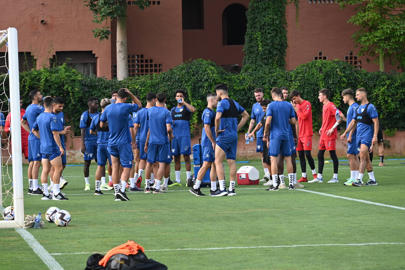 La expedición blanquiazul, lideraba por el técnico Pablo Guede, está formada por 30 jugadores. La lista completa la componen los profesionales Manolo Reina, Rubén Yáñez, Esteban Burgos, Ramalho, Juande, Juanfran, Bustinza, Javi Jiménez, Peybernes, Escassi, Genaro, Ramón, Febas, Luis Muñoz, Jozabed, Álex Gallar, Rubén Castro, Fran Sol y Pablo Chavarría; los canteranos Carlos López, Arturo, Andrés Caro, Víctor Olmo, Moussa, Dani Lorenzo, Issa Fomba, Haitam, Álex Rico y Loren; y el delantero a prueba, Adrián López, quien aspira a tener ficha. El equipo malaguista se hospeda en el complejo hotelero Sol Marbella Estepona Atalaya Park, que cuenta con sus propias instalaciones deportivas para desarrollar los entrenamientos.