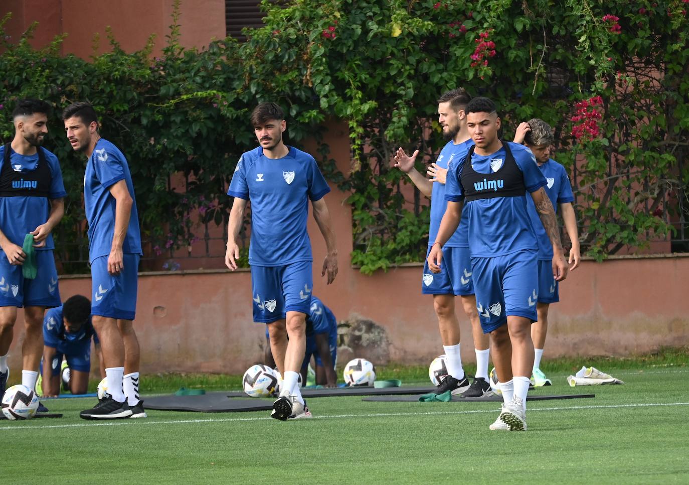 La expedición blanquiazul, lideraba por el técnico Pablo Guede, está formada por 30 jugadores. La lista completa la componen los profesionales Manolo Reina, Rubén Yáñez, Esteban Burgos, Ramalho, Juande, Juanfran, Bustinza, Javi Jiménez, Peybernes, Escassi, Genaro, Ramón, Febas, Luis Muñoz, Jozabed, Álex Gallar, Rubén Castro, Fran Sol y Pablo Chavarría; los canteranos Carlos López, Arturo, Andrés Caro, Víctor Olmo, Moussa, Dani Lorenzo, Issa Fomba, Haitam, Álex Rico y Loren; y el delantero a prueba, Adrián López, quien aspira a tener ficha. El equipo malaguista se hospeda en el complejo hotelero Sol Marbella Estepona Atalaya Park, que cuenta con sus propias instalaciones deportivas para desarrollar los entrenamientos.