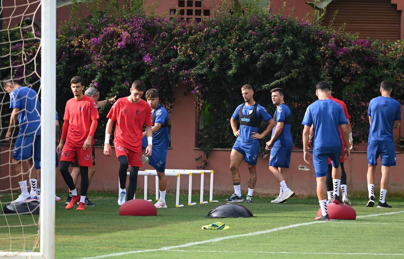 La expedición blanquiazul, lideraba por el técnico Pablo Guede, está formada por 30 jugadores. La lista completa la componen los profesionales Manolo Reina, Rubén Yáñez, Esteban Burgos, Ramalho, Juande, Juanfran, Bustinza, Javi Jiménez, Peybernes, Escassi, Genaro, Ramón, Febas, Luis Muñoz, Jozabed, Álex Gallar, Rubén Castro, Fran Sol y Pablo Chavarría; los canteranos Carlos López, Arturo, Andrés Caro, Víctor Olmo, Moussa, Dani Lorenzo, Issa Fomba, Haitam, Álex Rico y Loren; y el delantero a prueba, Adrián López, quien aspira a tener ficha. El equipo malaguista se hospeda en el complejo hotelero Sol Marbella Estepona Atalaya Park, que cuenta con sus propias instalaciones deportivas para desarrollar los entrenamientos.