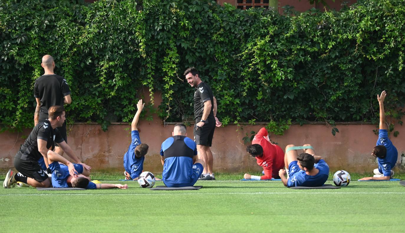 La expedición blanquiazul, lideraba por el técnico Pablo Guede, está formada por 30 jugadores. La lista completa la componen los profesionales Manolo Reina, Rubén Yáñez, Esteban Burgos, Ramalho, Juande, Juanfran, Bustinza, Javi Jiménez, Peybernes, Escassi, Genaro, Ramón, Febas, Luis Muñoz, Jozabed, Álex Gallar, Rubén Castro, Fran Sol y Pablo Chavarría; los canteranos Carlos López, Arturo, Andrés Caro, Víctor Olmo, Moussa, Dani Lorenzo, Issa Fomba, Haitam, Álex Rico y Loren; y el delantero a prueba, Adrián López, quien aspira a tener ficha. El equipo malaguista se hospeda en el complejo hotelero Sol Marbella Estepona Atalaya Park, que cuenta con sus propias instalaciones deportivas para desarrollar los entrenamientos.