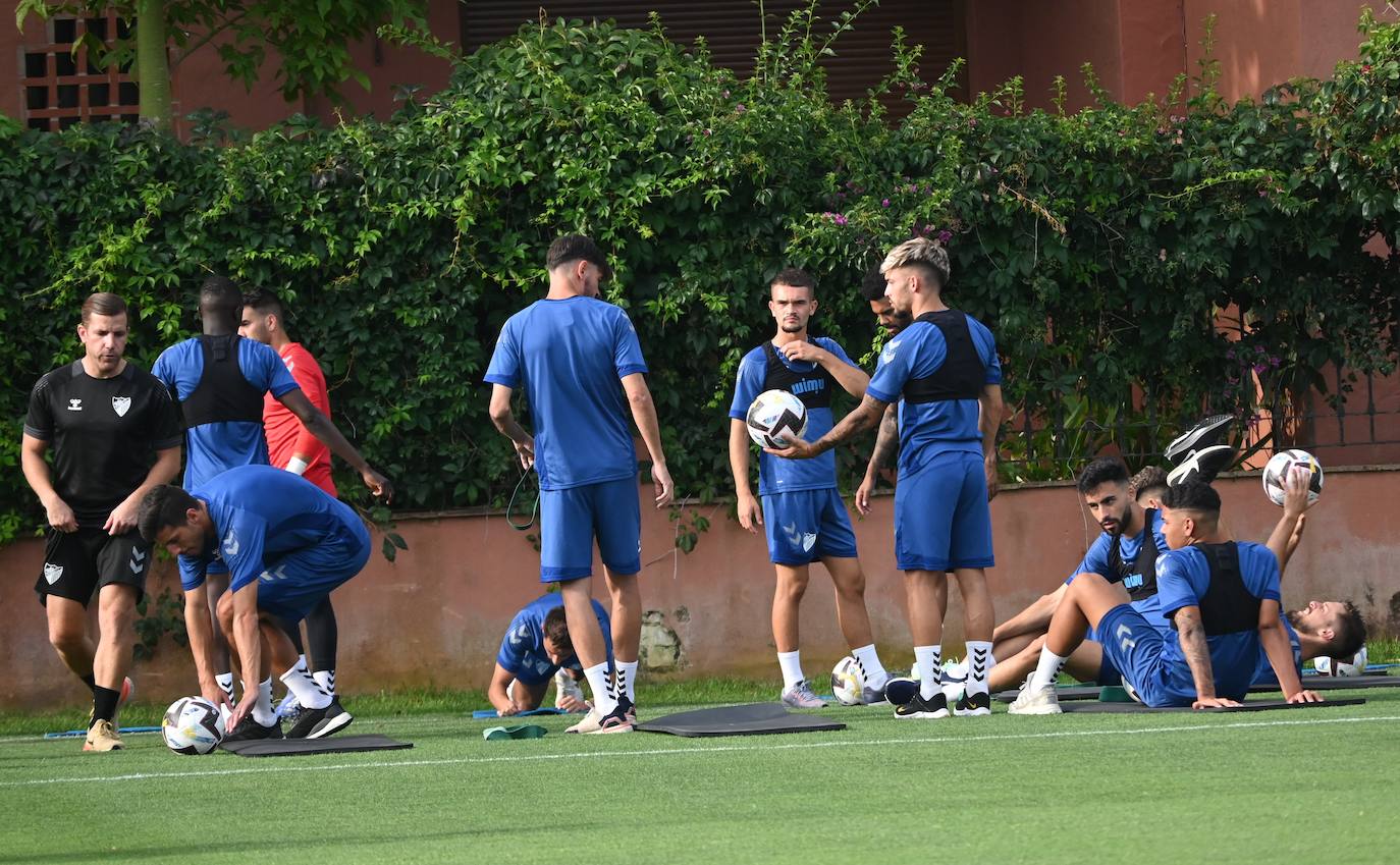 La expedición blanquiazul, lideraba por el técnico Pablo Guede, está formada por 30 jugadores. La lista completa la componen los profesionales Manolo Reina, Rubén Yáñez, Esteban Burgos, Ramalho, Juande, Juanfran, Bustinza, Javi Jiménez, Peybernes, Escassi, Genaro, Ramón, Febas, Luis Muñoz, Jozabed, Álex Gallar, Rubén Castro, Fran Sol y Pablo Chavarría; los canteranos Carlos López, Arturo, Andrés Caro, Víctor Olmo, Moussa, Dani Lorenzo, Issa Fomba, Haitam, Álex Rico y Loren; y el delantero a prueba, Adrián López, quien aspira a tener ficha. El equipo malaguista se hospeda en el complejo hotelero Sol Marbella Estepona Atalaya Park, que cuenta con sus propias instalaciones deportivas para desarrollar los entrenamientos.