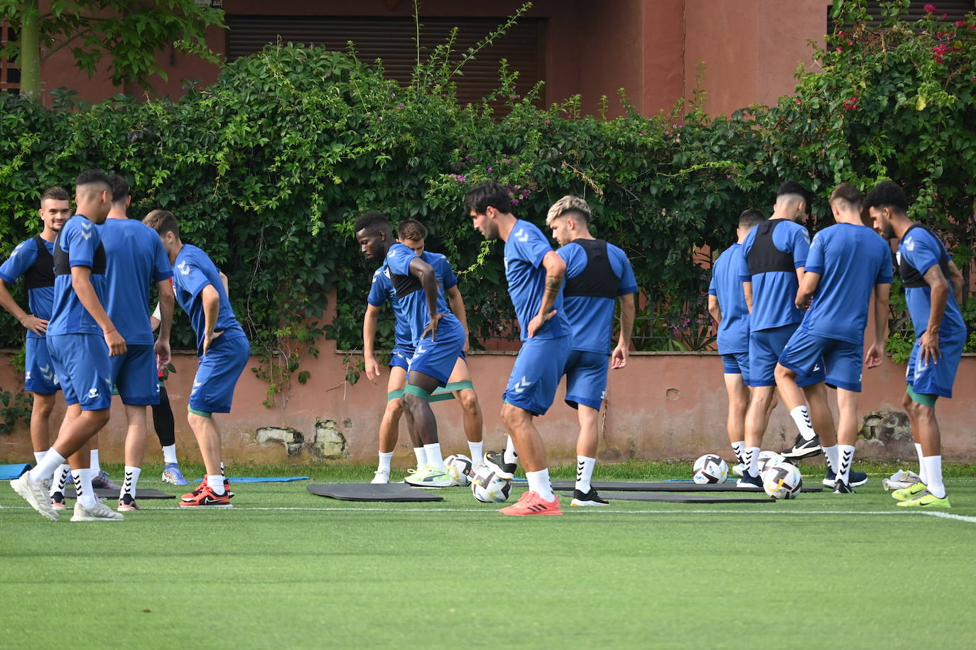 La expedición blanquiazul, lideraba por el técnico Pablo Guede, está formada por 30 jugadores. La lista completa la componen los profesionales Manolo Reina, Rubén Yáñez, Esteban Burgos, Ramalho, Juande, Juanfran, Bustinza, Javi Jiménez, Peybernes, Escassi, Genaro, Ramón, Febas, Luis Muñoz, Jozabed, Álex Gallar, Rubén Castro, Fran Sol y Pablo Chavarría; los canteranos Carlos López, Arturo, Andrés Caro, Víctor Olmo, Moussa, Dani Lorenzo, Issa Fomba, Haitam, Álex Rico y Loren; y el delantero a prueba, Adrián López, quien aspira a tener ficha. El equipo malaguista se hospeda en el complejo hotelero Sol Marbella Estepona Atalaya Park, que cuenta con sus propias instalaciones deportivas para desarrollar los entrenamientos.