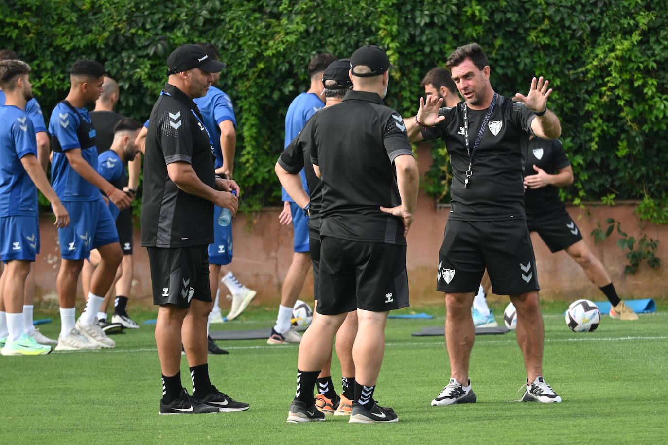 La expedición blanquiazul, lideraba por el técnico Pablo Guede, está formada por 30 jugadores. La lista completa la componen los profesionales Manolo Reina, Rubén Yáñez, Esteban Burgos, Ramalho, Juande, Juanfran, Bustinza, Javi Jiménez, Peybernes, Escassi, Genaro, Ramón, Febas, Luis Muñoz, Jozabed, Álex Gallar, Rubén Castro, Fran Sol y Pablo Chavarría; los canteranos Carlos López, Arturo, Andrés Caro, Víctor Olmo, Moussa, Dani Lorenzo, Issa Fomba, Haitam, Álex Rico y Loren; y el delantero a prueba, Adrián López, quien aspira a tener ficha. El equipo malaguista se hospeda en el complejo hotelero Sol Marbella Estepona Atalaya Park, que cuenta con sus propias instalaciones deportivas para desarrollar los entrenamientos.