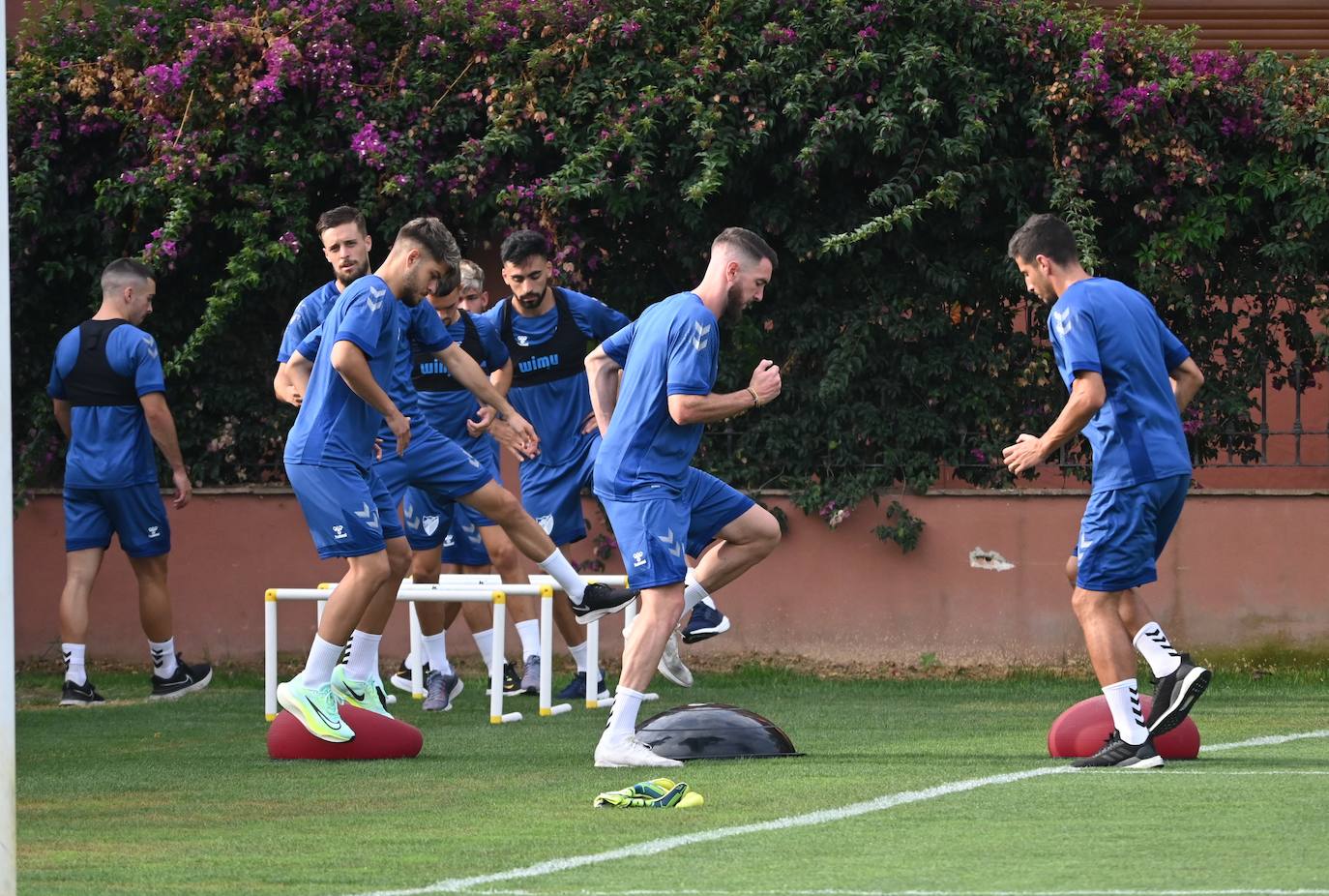 La expedición blanquiazul, lideraba por el técnico Pablo Guede, está formada por 30 jugadores. La lista completa la componen los profesionales Manolo Reina, Rubén Yáñez, Esteban Burgos, Ramalho, Juande, Juanfran, Bustinza, Javi Jiménez, Peybernes, Escassi, Genaro, Ramón, Febas, Luis Muñoz, Jozabed, Álex Gallar, Rubén Castro, Fran Sol y Pablo Chavarría; los canteranos Carlos López, Arturo, Andrés Caro, Víctor Olmo, Moussa, Dani Lorenzo, Issa Fomba, Haitam, Álex Rico y Loren; y el delantero a prueba, Adrián López, quien aspira a tener ficha. El equipo malaguista se hospeda en el complejo hotelero Sol Marbella Estepona Atalaya Park, que cuenta con sus propias instalaciones deportivas para desarrollar los entrenamientos.