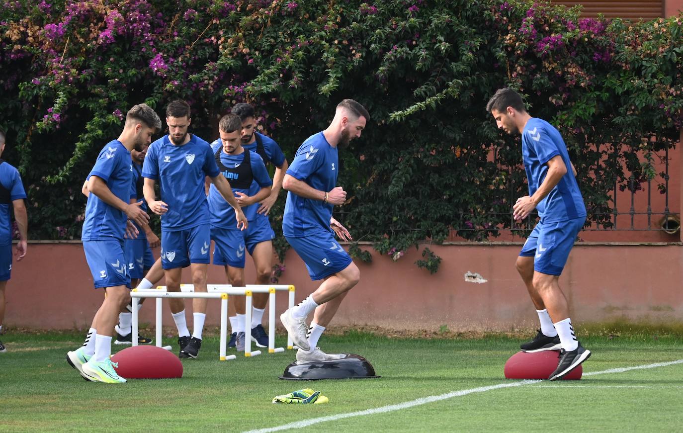 La expedición blanquiazul, lideraba por el técnico Pablo Guede, está formada por 30 jugadores. La lista completa la componen los profesionales Manolo Reina, Rubén Yáñez, Esteban Burgos, Ramalho, Juande, Juanfran, Bustinza, Javi Jiménez, Peybernes, Escassi, Genaro, Ramón, Febas, Luis Muñoz, Jozabed, Álex Gallar, Rubén Castro, Fran Sol y Pablo Chavarría; los canteranos Carlos López, Arturo, Andrés Caro, Víctor Olmo, Moussa, Dani Lorenzo, Issa Fomba, Haitam, Álex Rico y Loren; y el delantero a prueba, Adrián López, quien aspira a tener ficha. El equipo malaguista se hospeda en el complejo hotelero Sol Marbella Estepona Atalaya Park, que cuenta con sus propias instalaciones deportivas para desarrollar los entrenamientos.