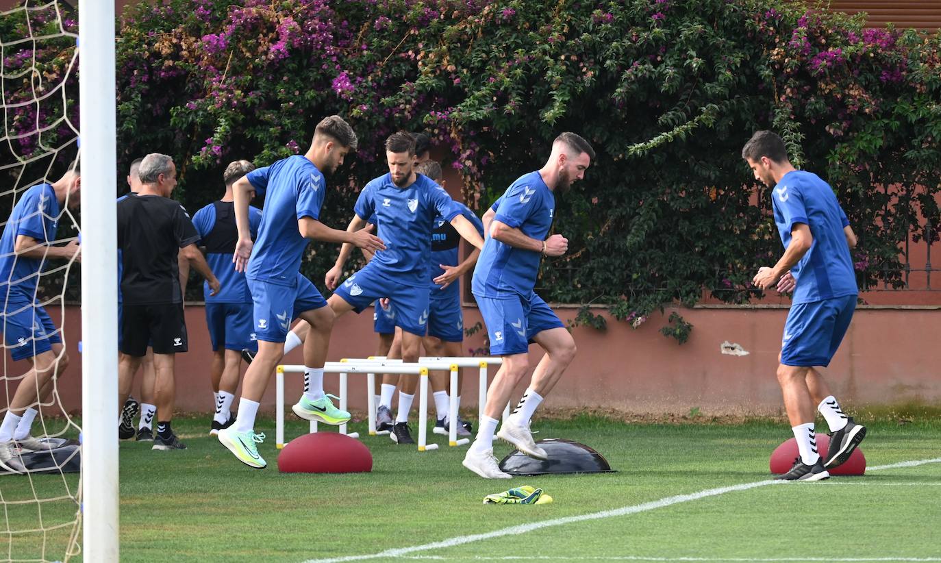 La expedición blanquiazul, lideraba por el técnico Pablo Guede, está formada por 30 jugadores. La lista completa la componen los profesionales Manolo Reina, Rubén Yáñez, Esteban Burgos, Ramalho, Juande, Juanfran, Bustinza, Javi Jiménez, Peybernes, Escassi, Genaro, Ramón, Febas, Luis Muñoz, Jozabed, Álex Gallar, Rubén Castro, Fran Sol y Pablo Chavarría; los canteranos Carlos López, Arturo, Andrés Caro, Víctor Olmo, Moussa, Dani Lorenzo, Issa Fomba, Haitam, Álex Rico y Loren; y el delantero a prueba, Adrián López, quien aspira a tener ficha. El equipo malaguista se hospeda en el complejo hotelero Sol Marbella Estepona Atalaya Park, que cuenta con sus propias instalaciones deportivas para desarrollar los entrenamientos.